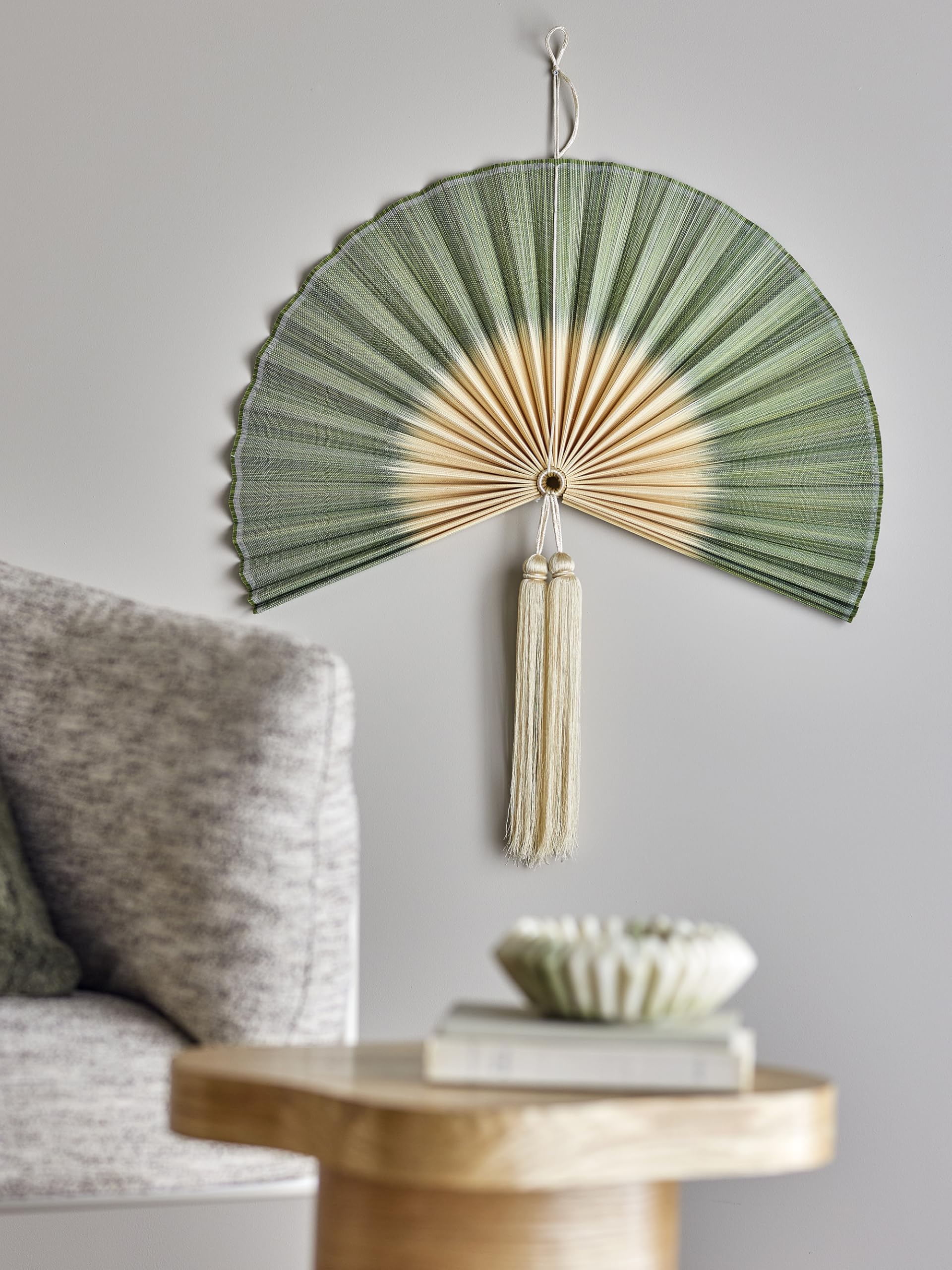 Bloomingville JAIME Wanddeko Grün - Deko Bambus Wanddeko mit grünen Falten, Beige Mitte und Quaste, L 75 x H 70 cm, inklusive Aufhängeschlaufe