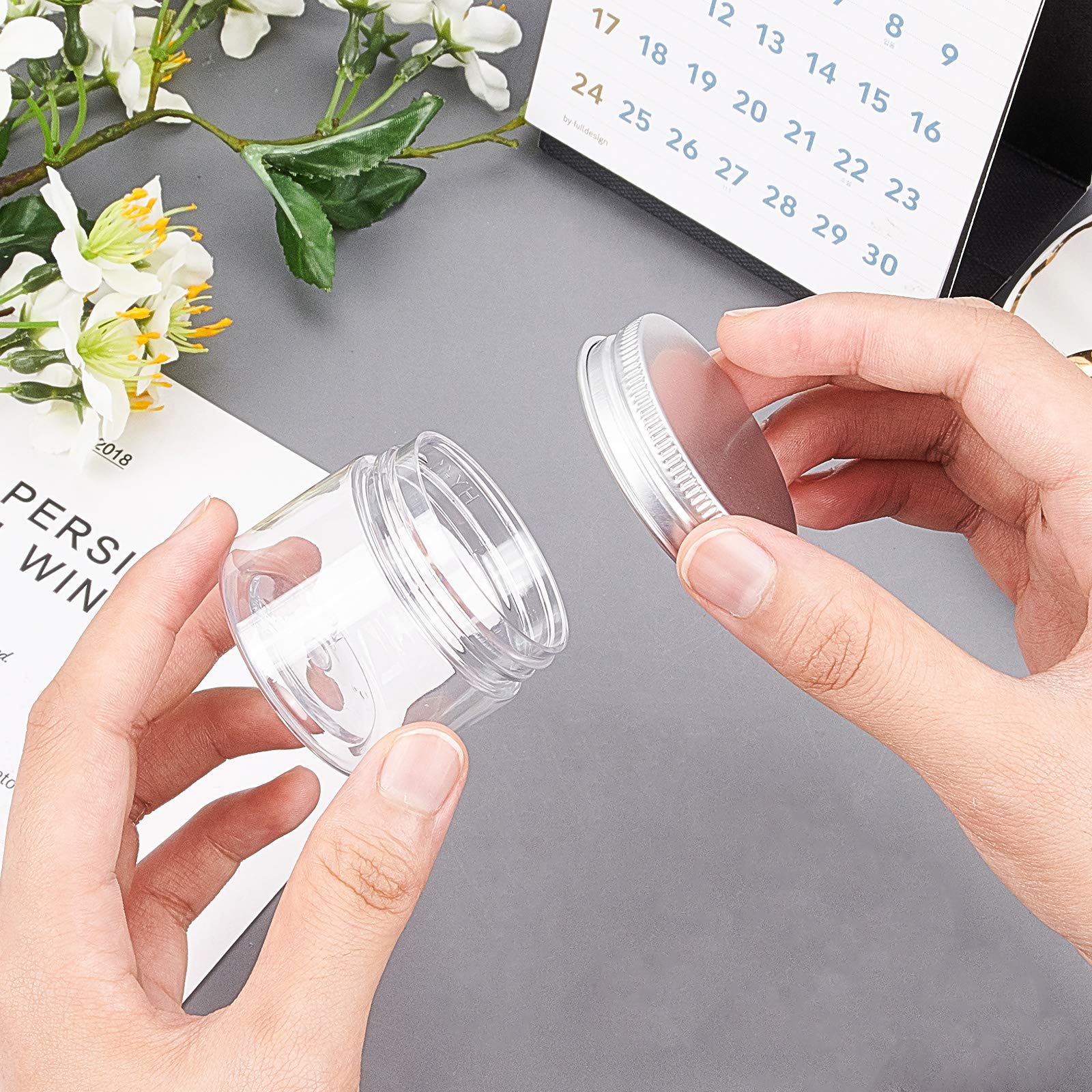 BENECREAT 18 Pack 50ml Frascos Redondos de Plástico Caja Transparente Recipientes con Tapas de Rosca de Aluminio para Productos de Belleza, Artículos Pequeños