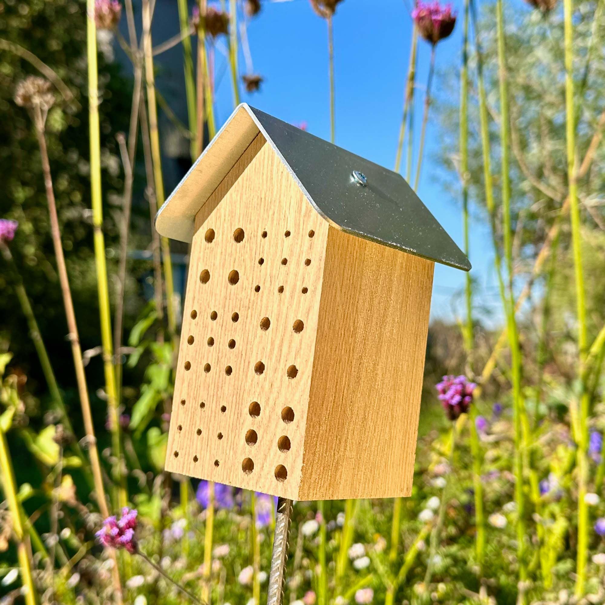 GARTENETAGE Bienendorf Geschenkset für Bienenliebhaber - Perfektes Set mit Blumenwiese Mischung, hochwertigem Insektenhotel, nachhaltiger Verpackung und Anleitung zur Bienenförderung