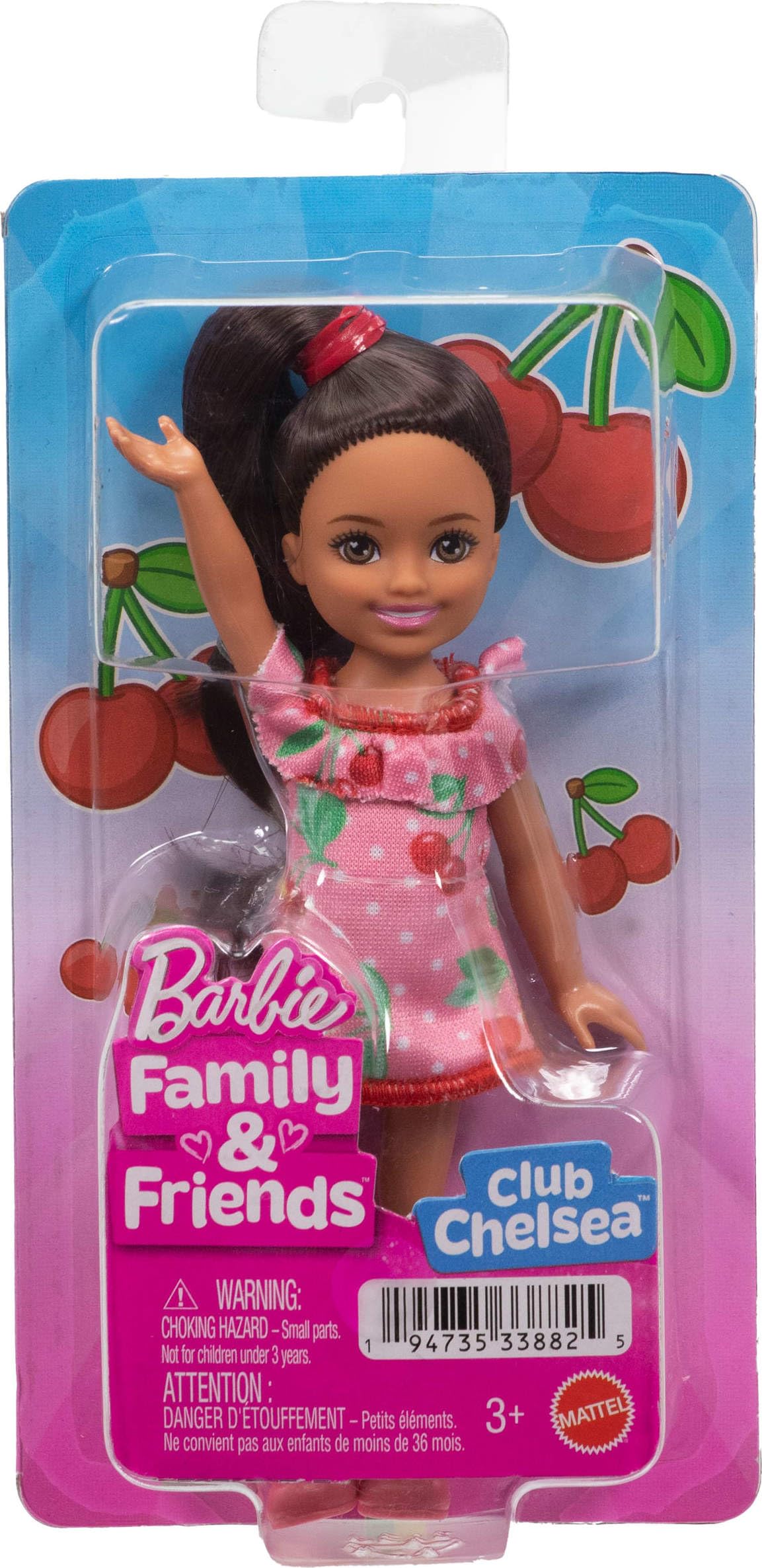Barbie - Chelsea Club Lula, mini bambola da 15cm con capelli castani e accessori, sandali rosa e abito con stampa di ciliegie, giocattolo per bambini, 3+ anni, JJB35