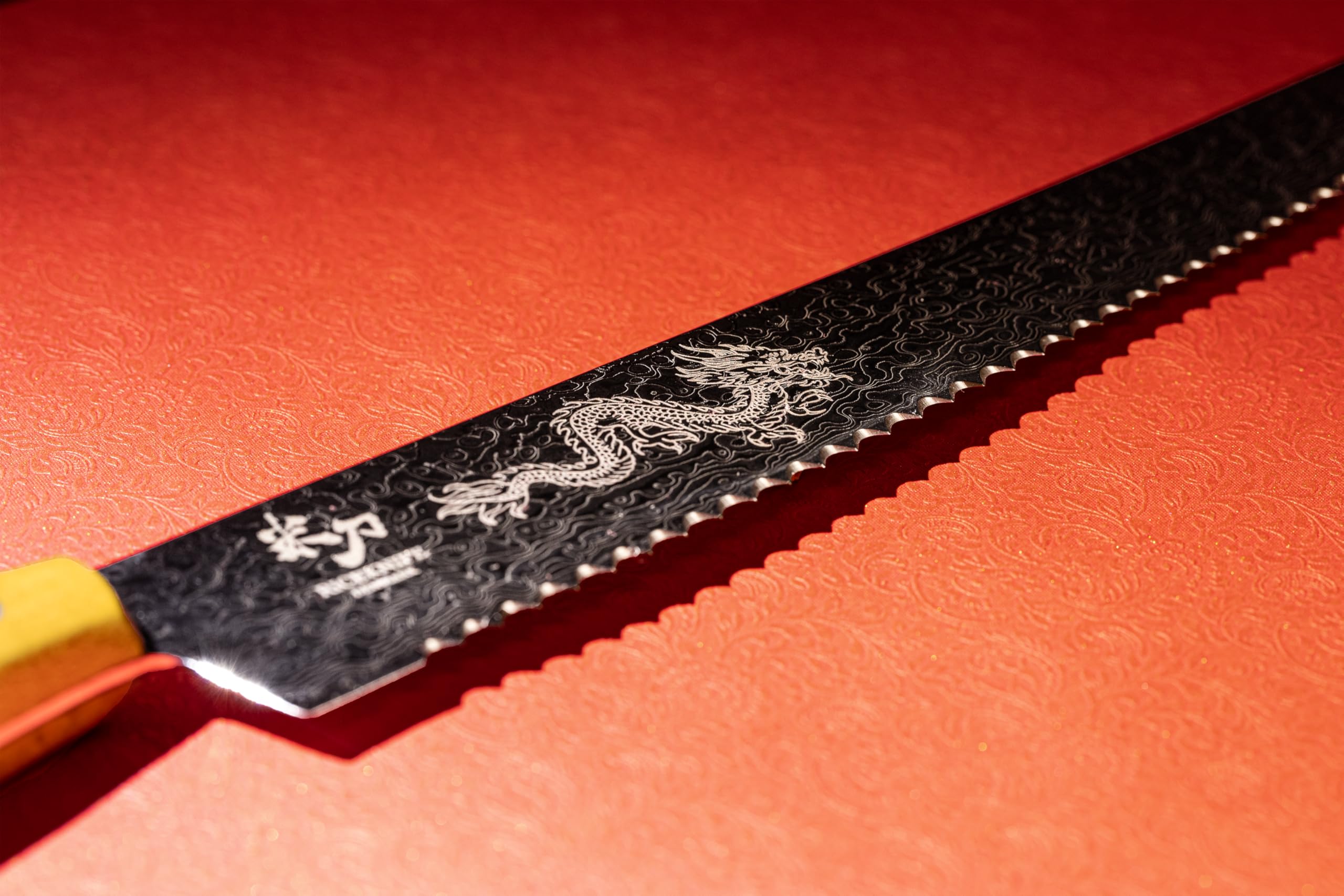 Dreki I – Edición Limitada Cuchillo para Pan de Acero Damasco Serrado | 67 Capas de Acero Damasco Táctil con Grabados de Dragón | Diseñado por un Chef Danés, Pieza de Colección Premium