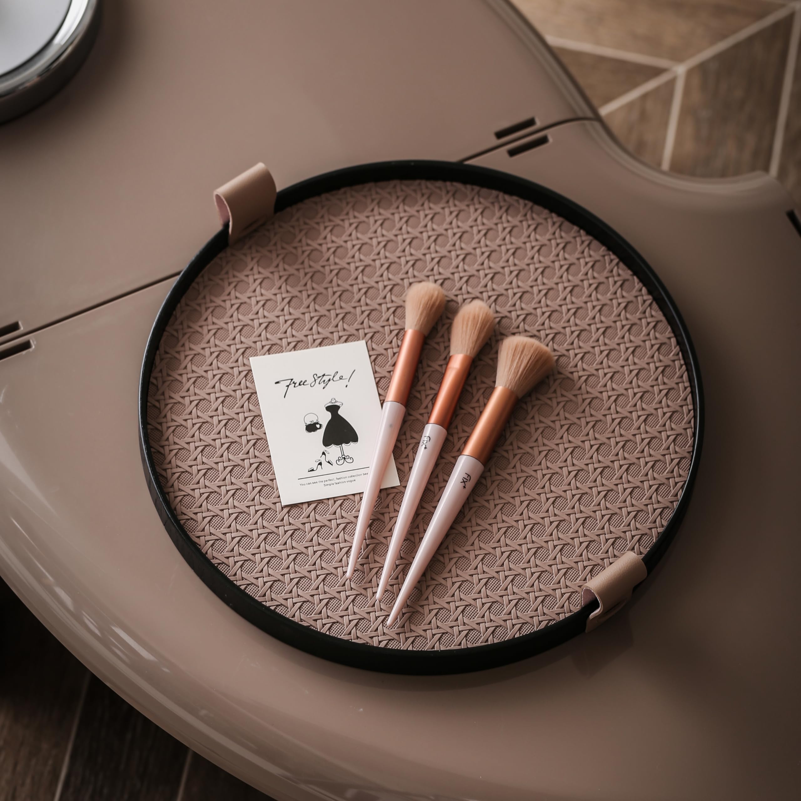 Amazon｜Denique レザーラウンドサービングトレイ、直径12インチ x