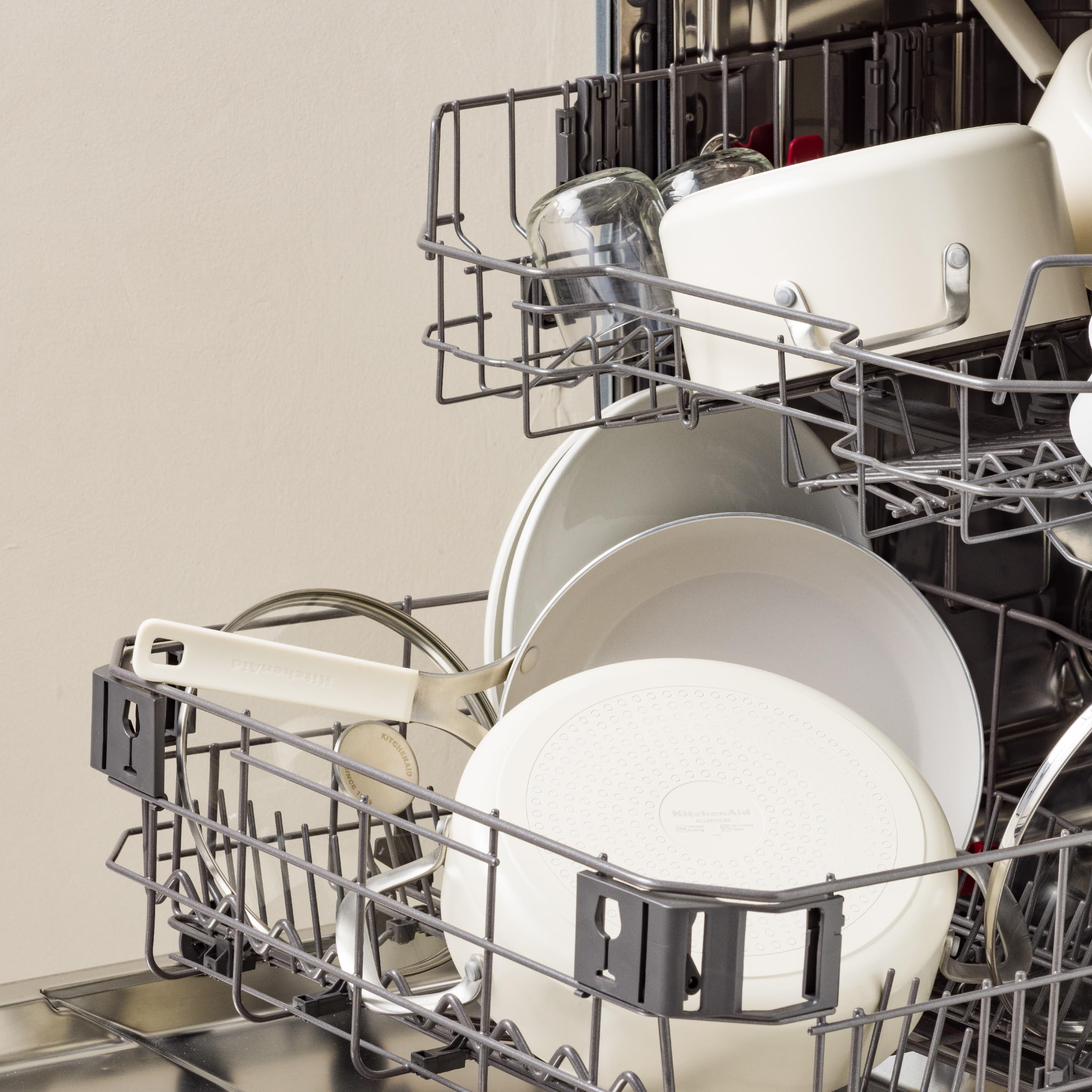 KitchenAid Aluminium Tegame Ceramica Antiaderente con Coperchio Vetro e Manico Ausiliario, 28 cm/4,28 L, Senza PFAS, Induzione, Manico Acciaio Inox, Forno, Lavastoviglie, Crema
