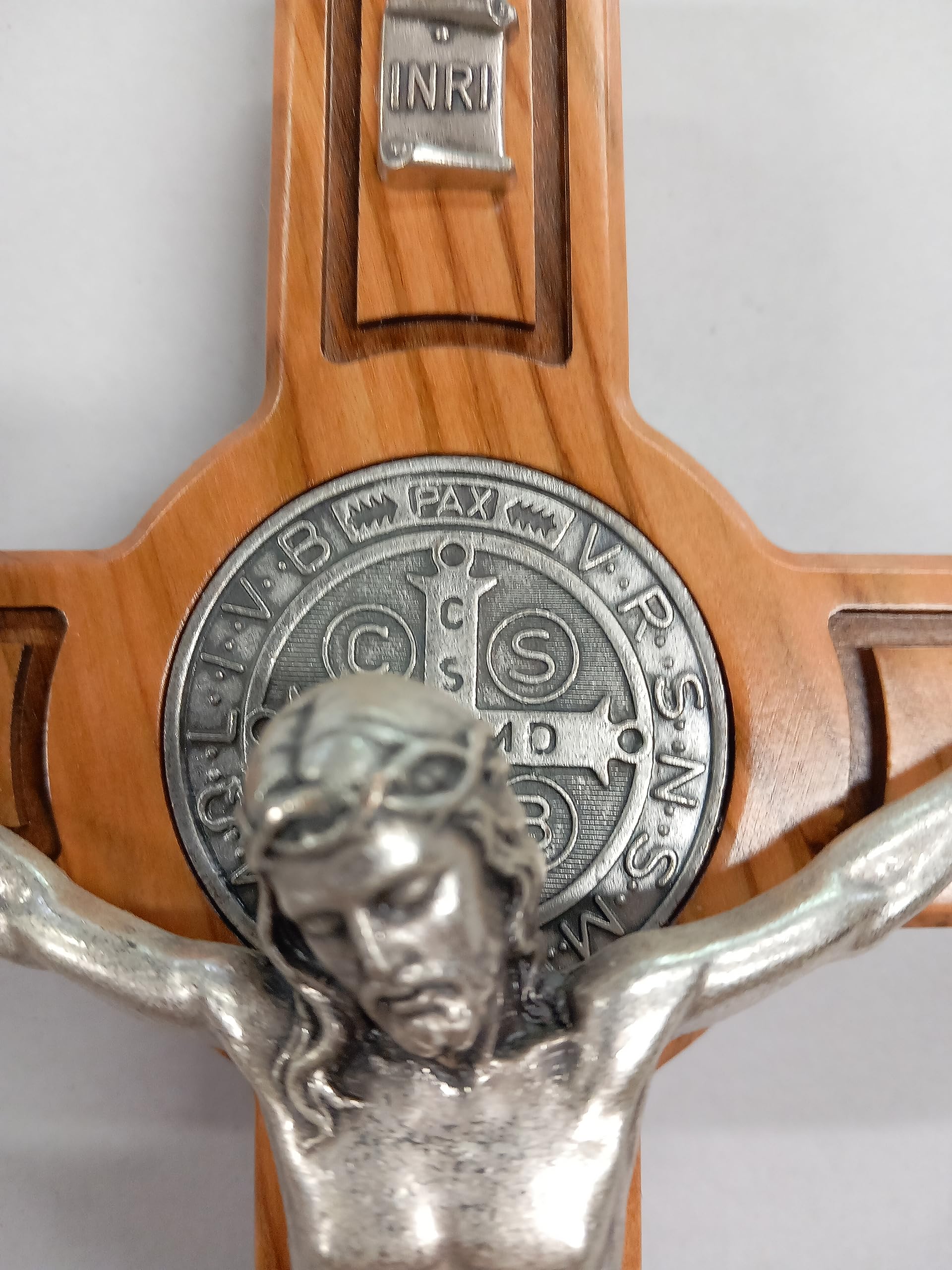 ArteSacraCaravaggio Crocifisso da appoggio di San Benedetto da Norcia cm 31 x 15 in legno di ulivo nazionale produzione artigianale italiana