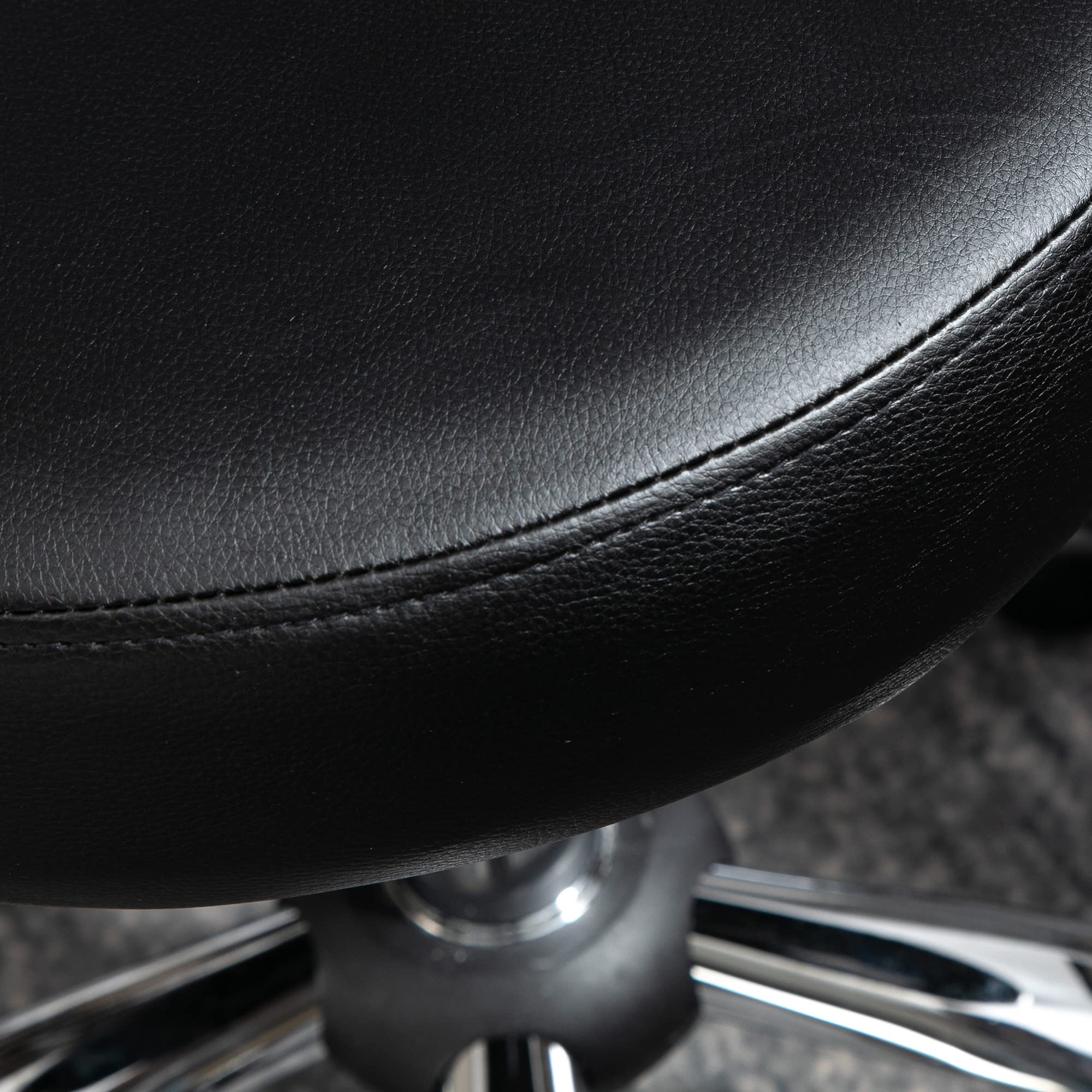 HOMCOM con Ruedas de Masaje – Taburete de Trabajo Giratorio 360° – Asiento Ajustable 49-64H cm, Respaldo ergonómico – Metal Cromado Revestimiento sintético Negro