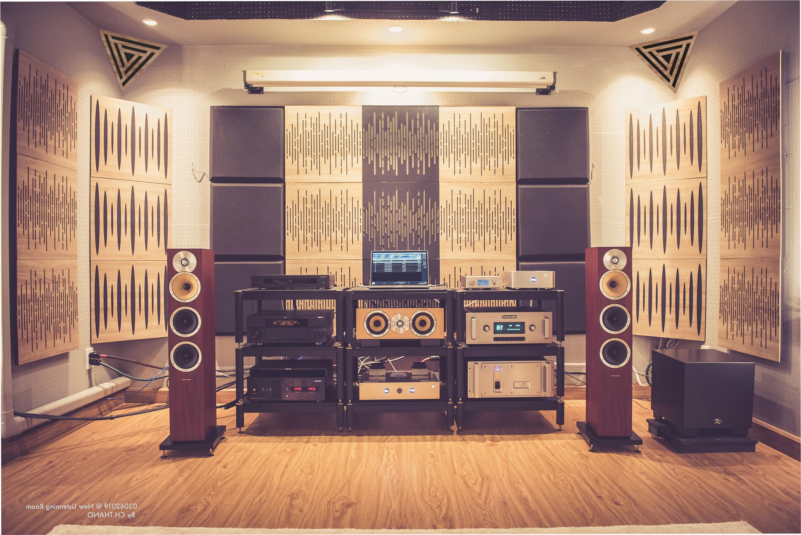 2er-Pack – Akustik-Eck-Decken-Bassfalle „Dreieck“ | Schallabsorbierender Akustikschaum mit perforierter, laminierter HDF-Platte für Diffusion | Seite: 42 cm | Farbe: [TRI | Weiß]