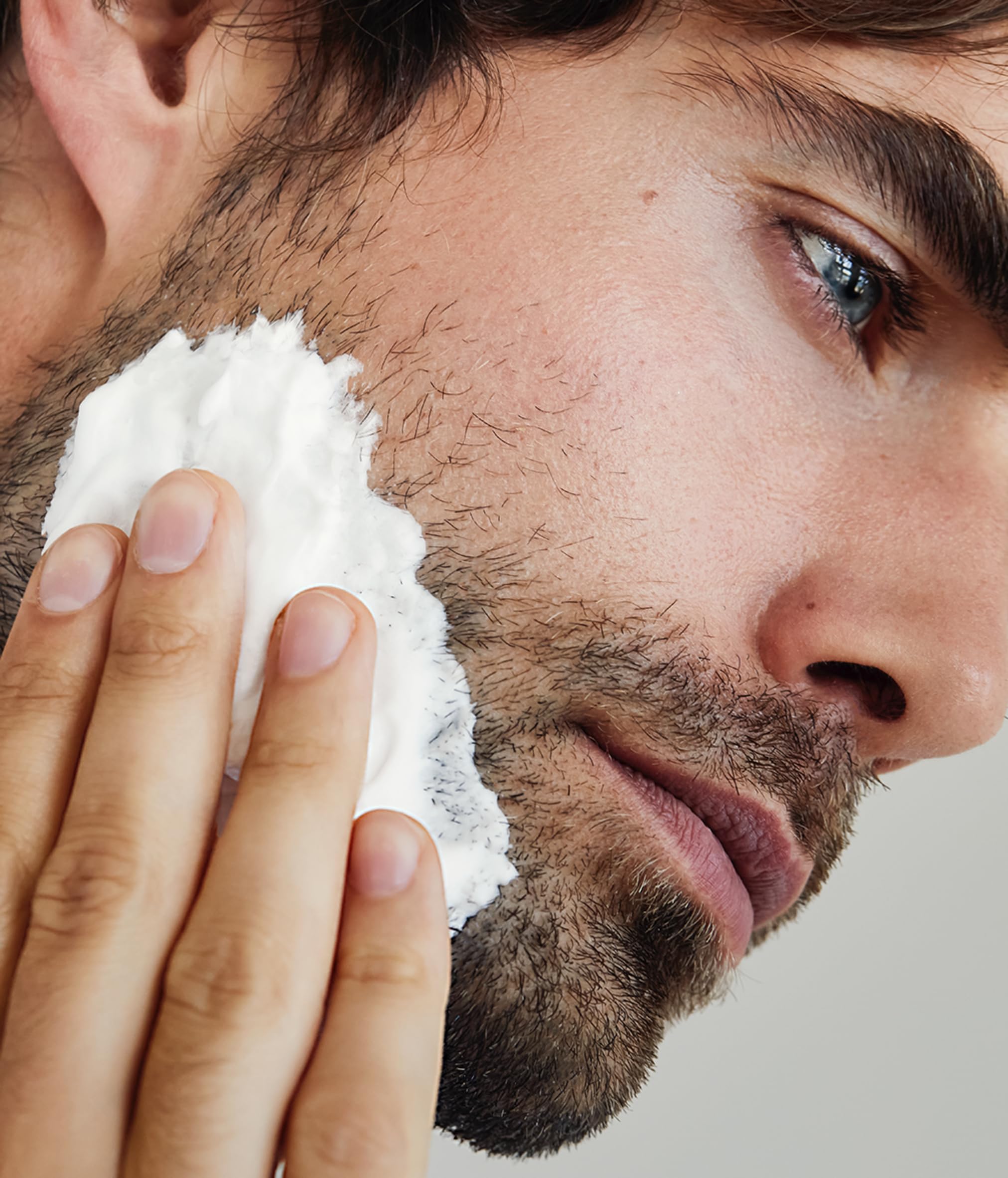 Nivea Men Sensitive - Schiuma da barba da uomo, 200 ml, con estratto di camomilla e vitamina E, per una rasatura delicata, formula protettiva contro le irritazioni cutanee