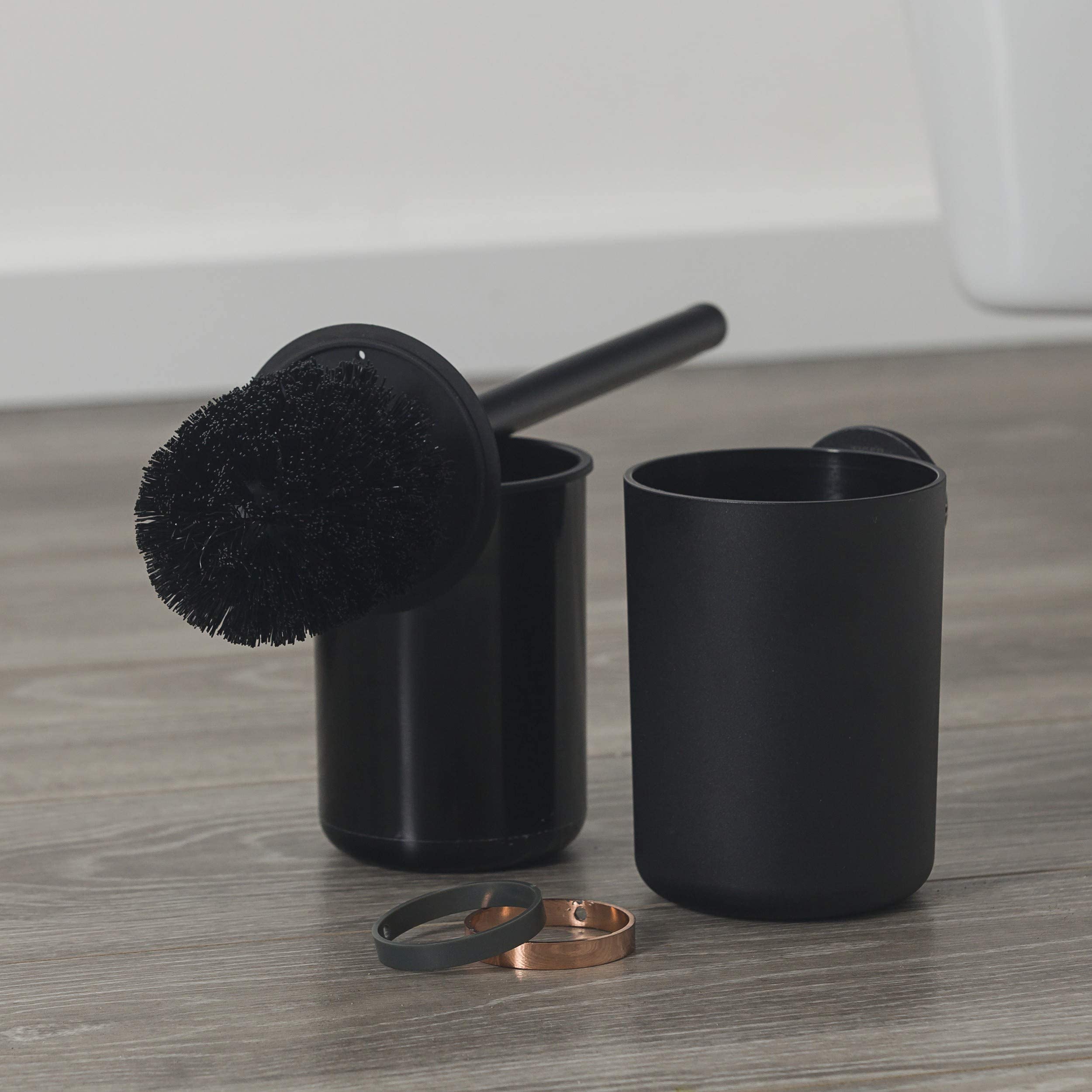 Tiger Urban Badaccessoire-Set, 3-teilig, bestehend aus Toilettenpapierhalter mit Deckel zur Wandmontage, Haken und WC-Bürste, mit austauschbaren Dekor-Ringen zur individuellen Gestaltung, Schwarz