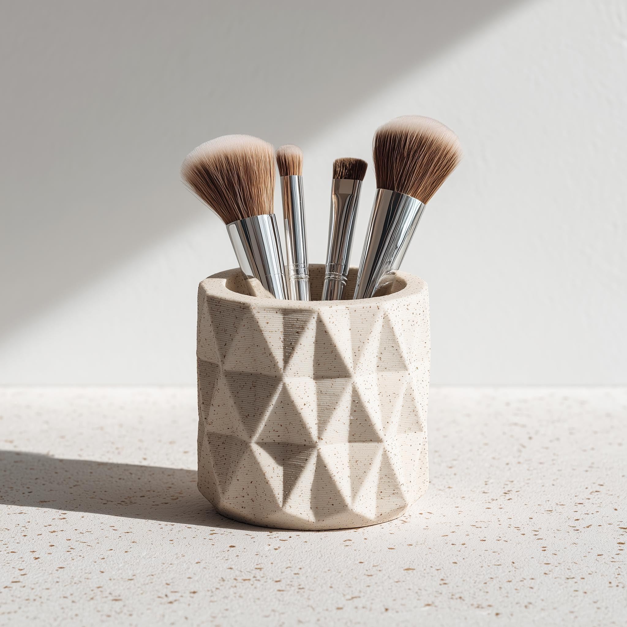 Soporte para brochas de maquillaje, organizador de escritorio geométrico, taza para bolígrafos impresa en 3D, jarrón minimalista, regalo original para ella, decoración moderna de tocador de 10 in / 25