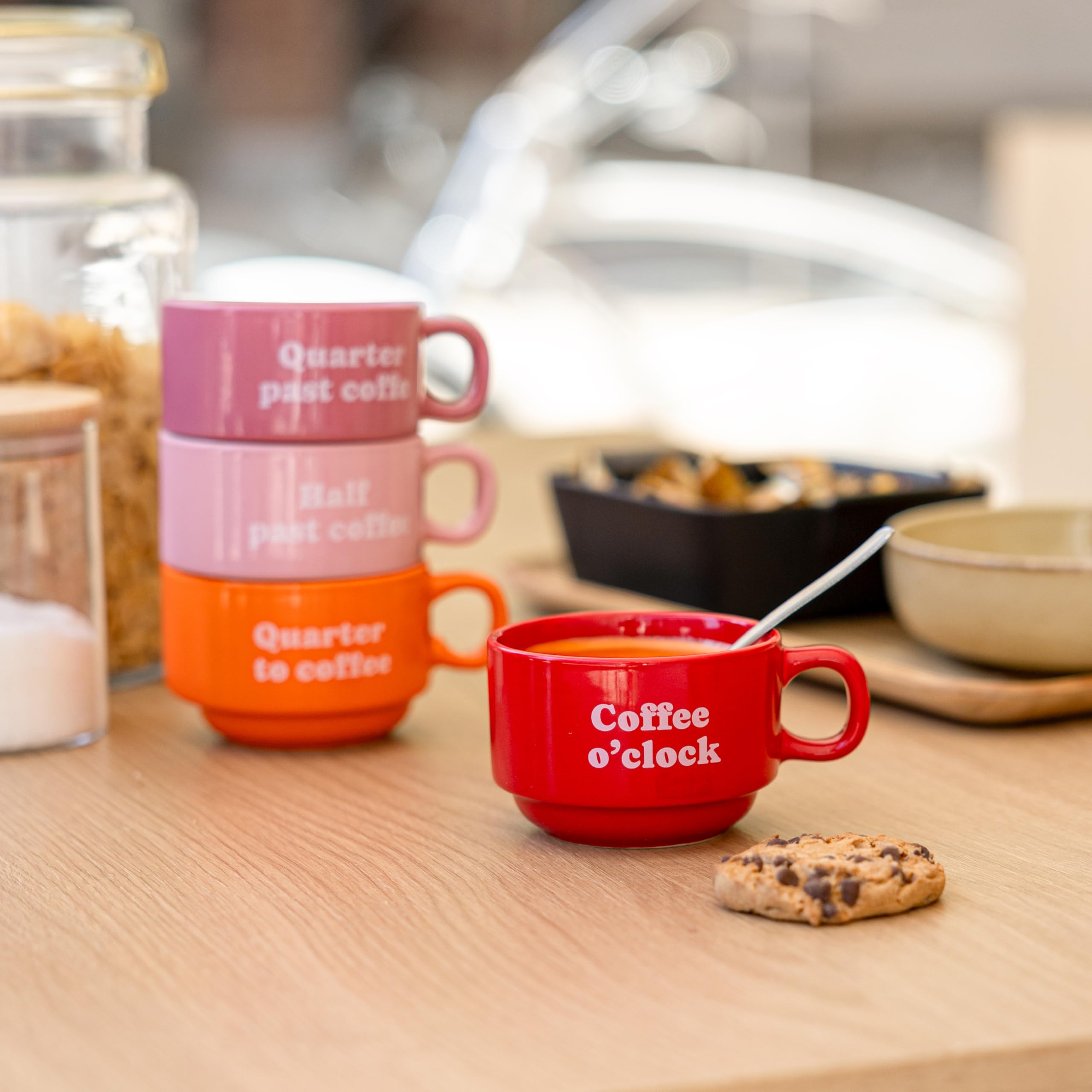 FISURA – Set mit originellen Tassen Coffee Clock. Weiße Tassen mit lustigen Sprüchen. Originelle Tassen mit Botschaft als Geschenk. Set mit 4 humorvollen Keramiktassen