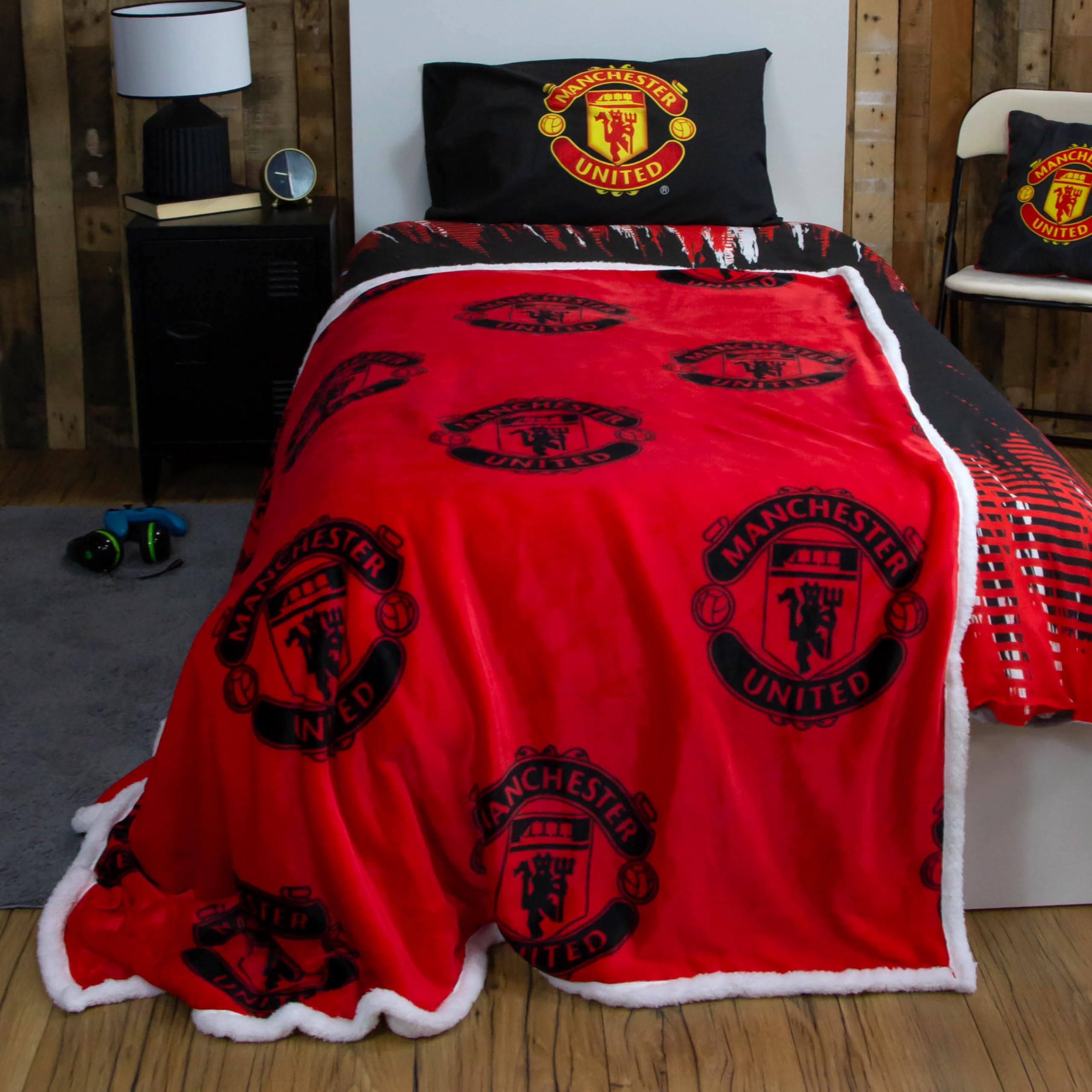 Manchester United FC Character World Offizielle Fleecedecke, superweicher, Warmer Überwurf mit Sherpa-Rückseite, Fußballmannschafts-Design, perfekt für Zuhause, Schlafzimmer, Übernachtungen und
