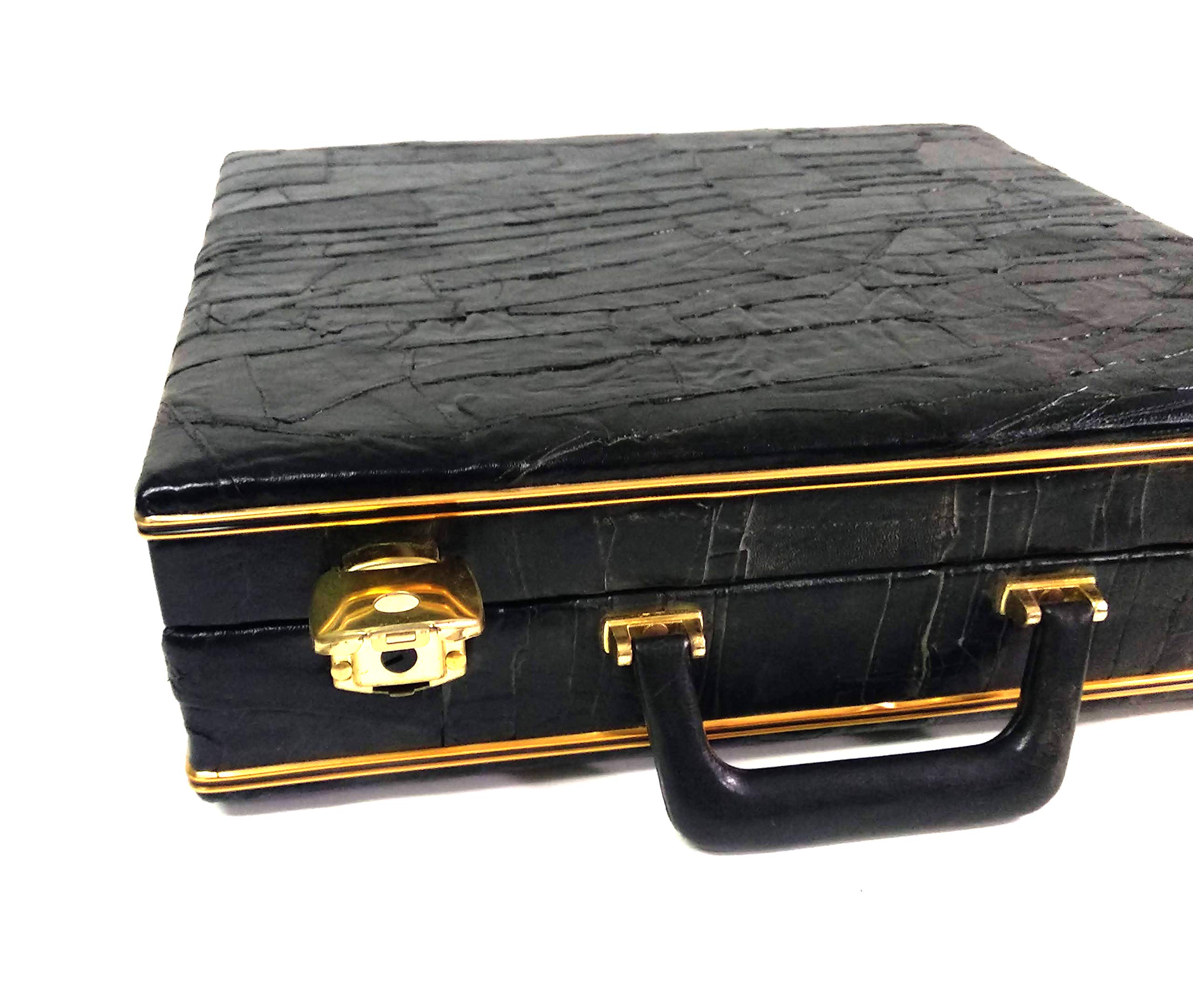 Maletín de Piel en Color Negro. Maletín de ataché de Primera Calidad para Guardar y Transportar álbumes, Documentos Detalles en Oro. Medidas 43x40x10. Cierre de Llave