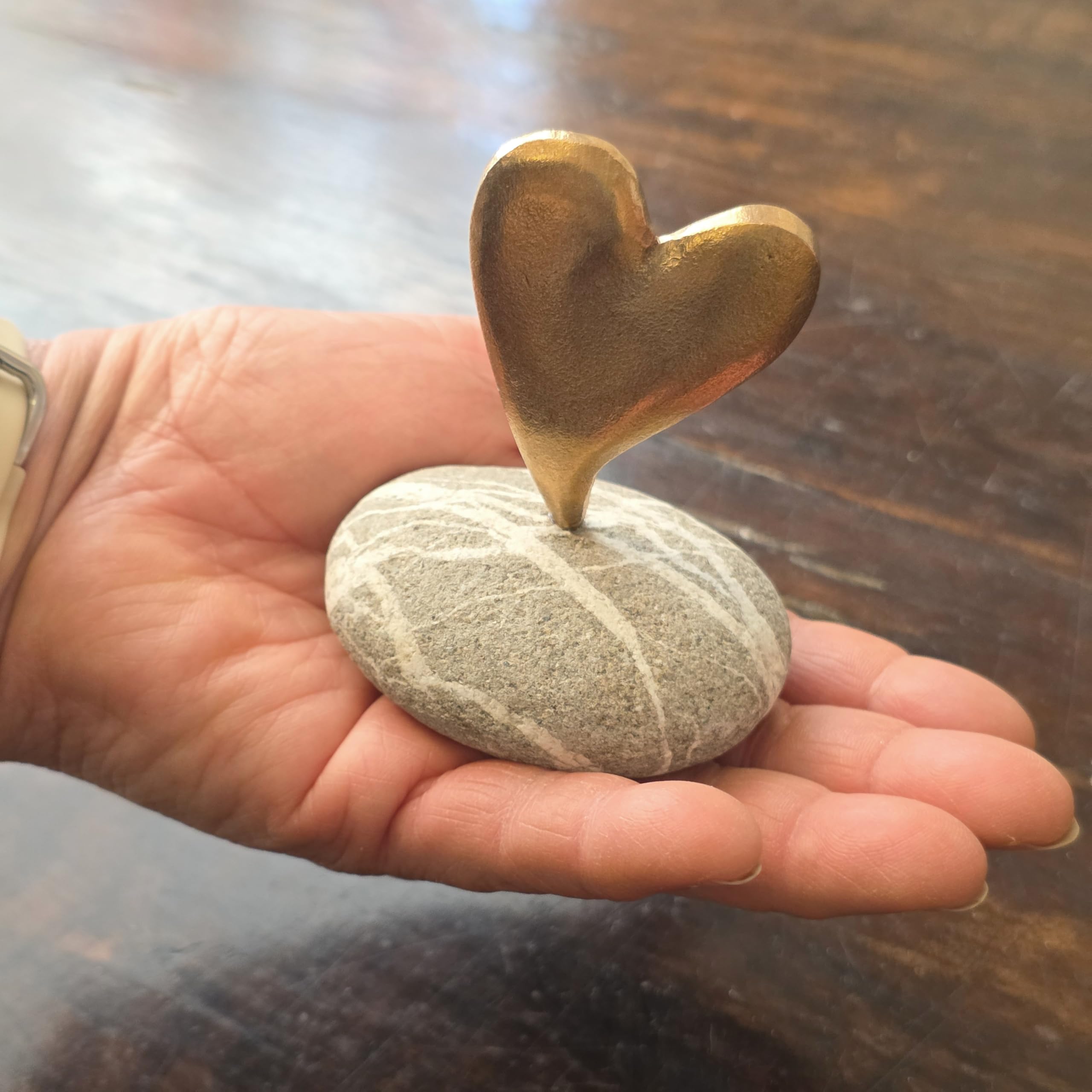 Herzmensch Edles Herz aus Bronze Gold auf echtem Donau-Flussstein ca. 9 x 9 cm - Geschenk für die Liebe, Deko zur Hochzeit, wetterfester Grabschmuck