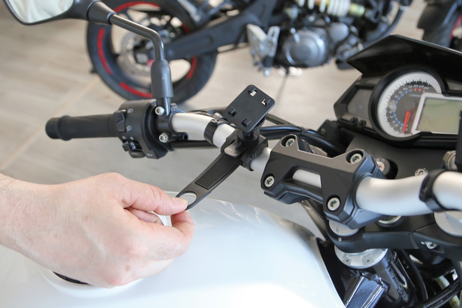 LAMPA 90423 Supporto per telefono da moto