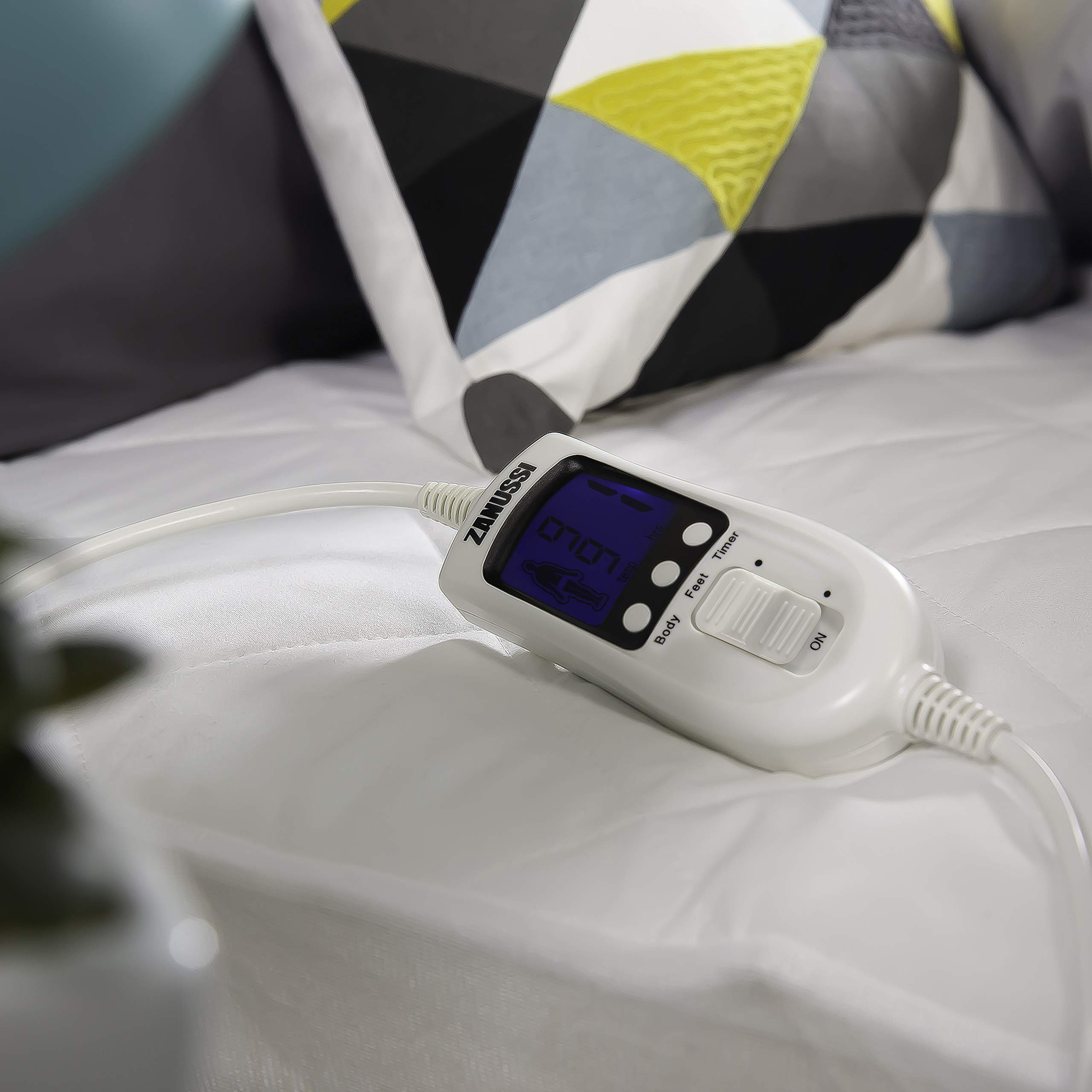 Zanussi Electric Blanket, Heated King Fitted Underblanket, 9 Heat Settings,  Low Energy u0026 Energy Efficient, Machine Washable, Overheat Protection, 150 x  200 cm, 60W, White ZEKB7003, 2 Year Guarantee : Amazon.co.uk: Home u0026 Kitchen