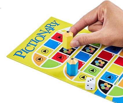 Mattel Games Pictionary kutu oyunu Çocuklar, yetişkinler, aileler ve oyun geceleri için 2 takımla oynanan, Türkçe kelime kartları, silinebilir kalemler, tahtalar ve kum saati, JKR18