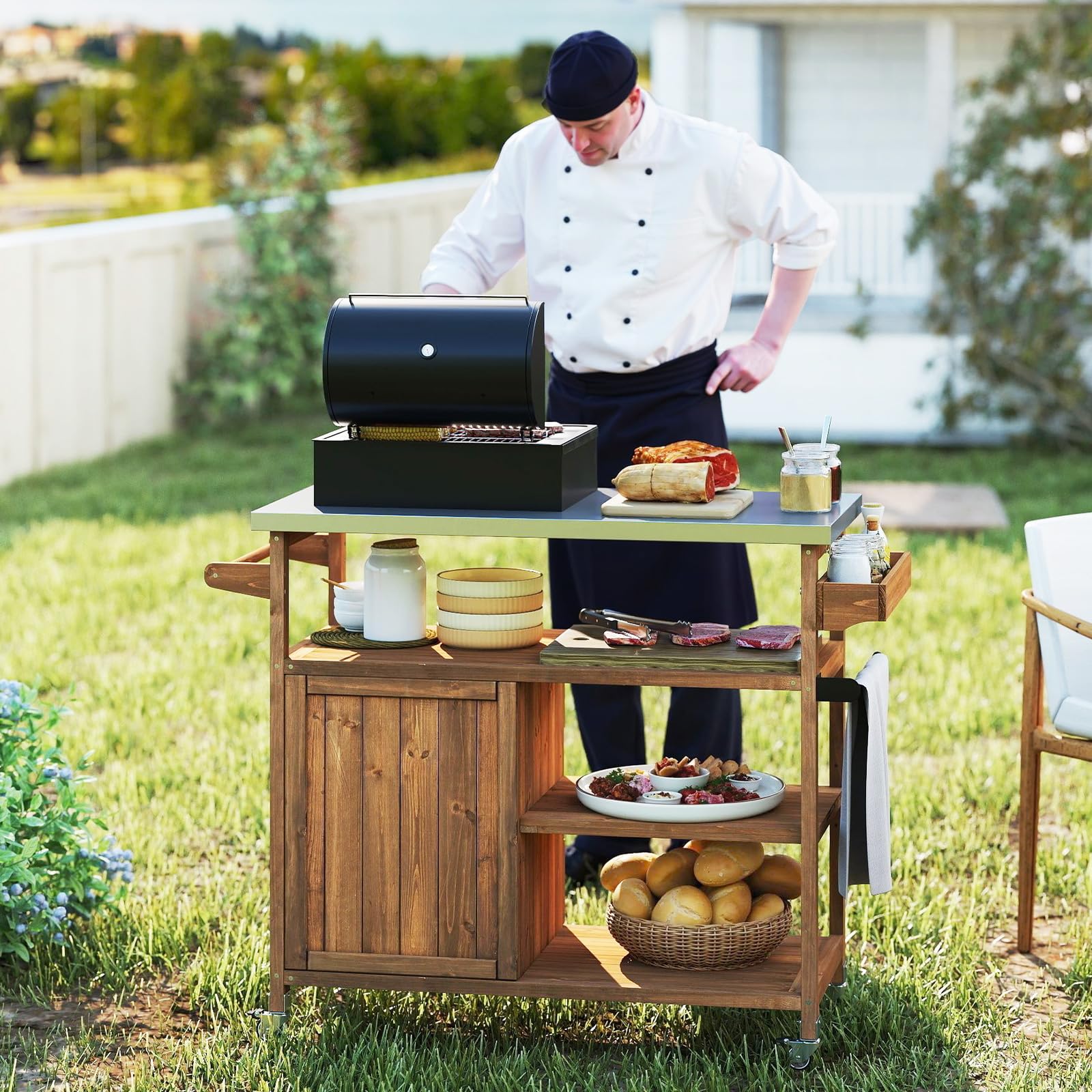KOMFOTTEU Carro de Barbacoa de Madera Maciza, Carrito Auxiliar con Encimera de Acero Inoxidable, 4 Ruedas, 3 Estantes Abiertos, Armario con Puerta, Carro para BBQ con Especiero, 118 x 47 x 92 cm