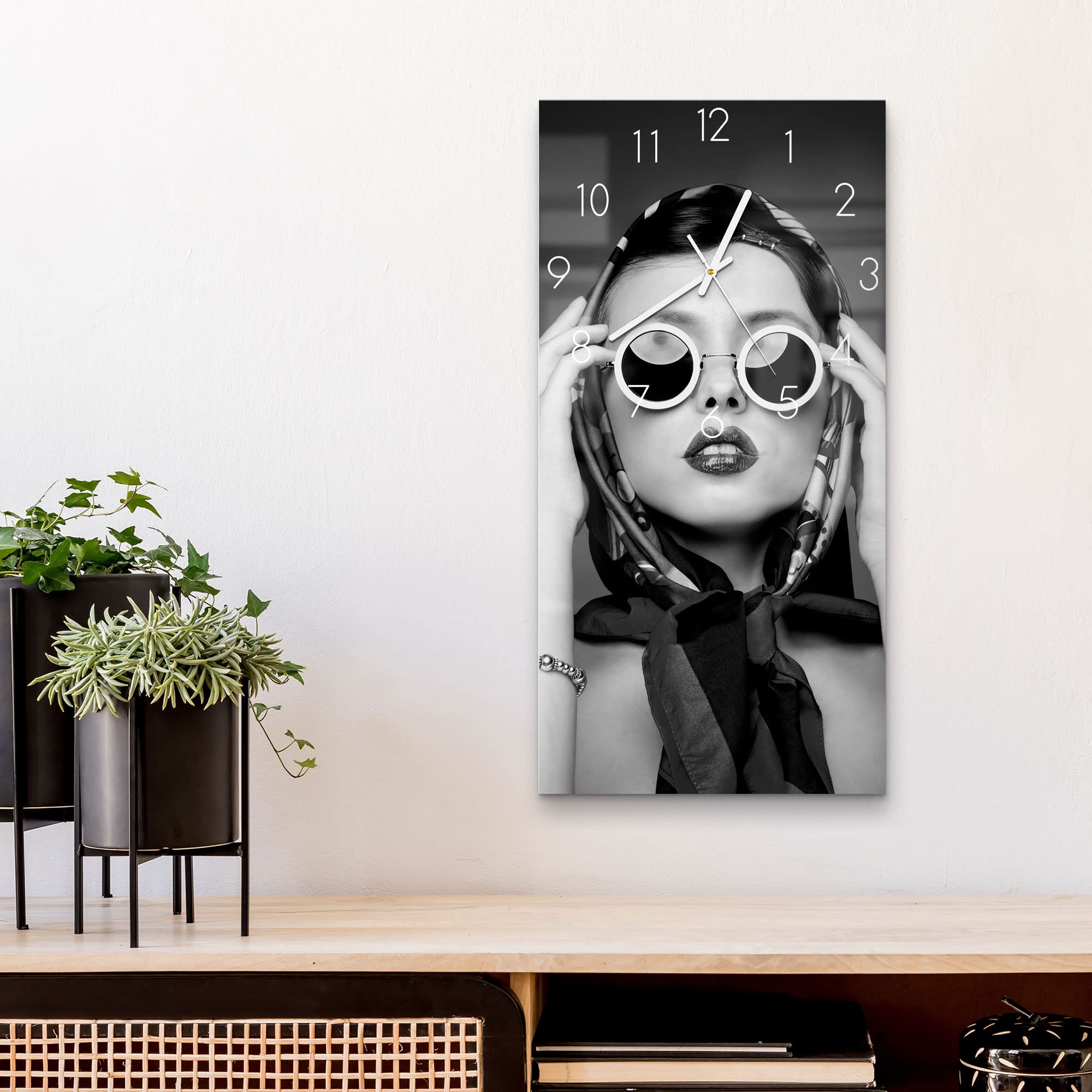 DEQORI Szklany zegar | poziomy 30 x 60 cm | motyw młodych kobiet w stylu retro | duży zegar ze szkła | cichy zegar ścienny do salonu i kuchni | nowoczesny zegar przyciągający wzrok na ścianę