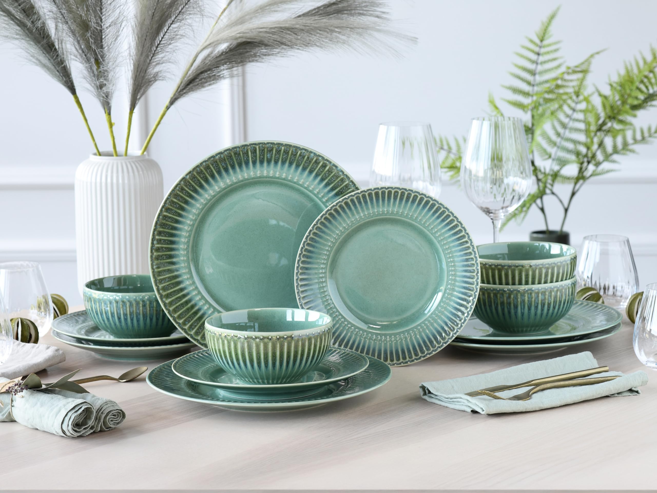 CreaTable, 24493, Serie Celadon Grün, 12-teiliges Geschirrset, Teller Set aus Steinzeug, spülmaschinen- und mikrowellengeeignet, Qualitätsproduktion