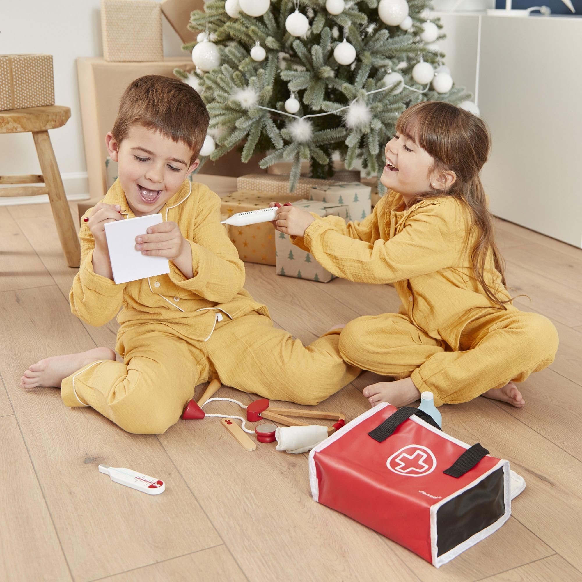 Janod - Malette de Docteur Enfant - 10 Accessoires en Bois Massif Inclus - Jouet d'Imitation - Dès 3 Ans, J06513, Rouge