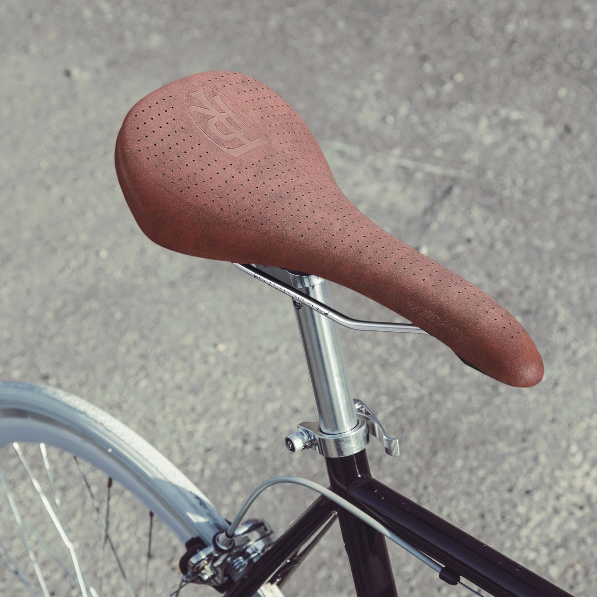 Amazon | Ritchey クラシックサドル:ブラウン 278mm x 142mm