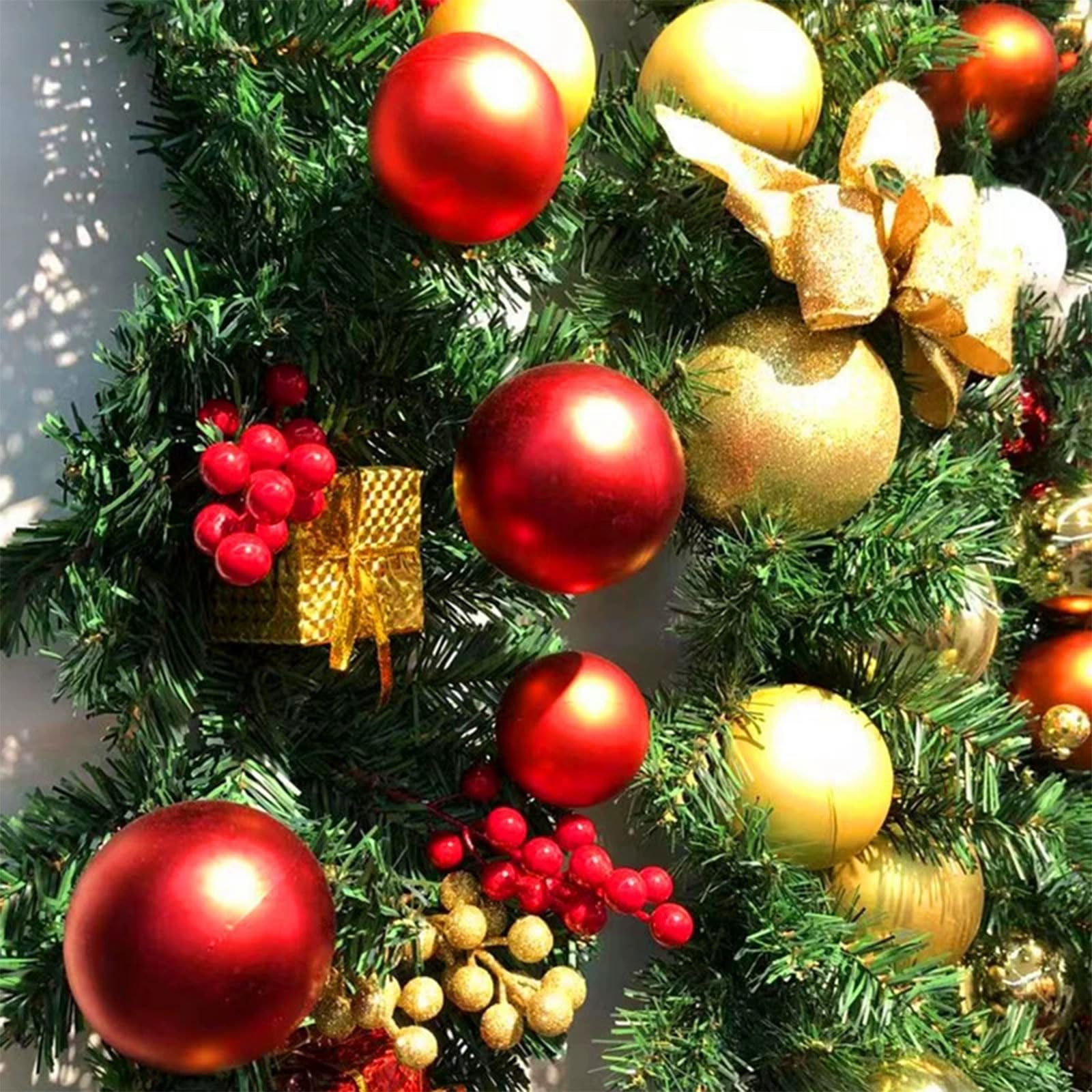 2,7m Weihnachtsgirlande zur Dekoration Dekoriert mit Blumen, Kugeln und Beeren für Herbstdekoration Treppen, Wänden, Kaminsimsen, Türen, Innen- und Außenbereichen Weihnachtskranz