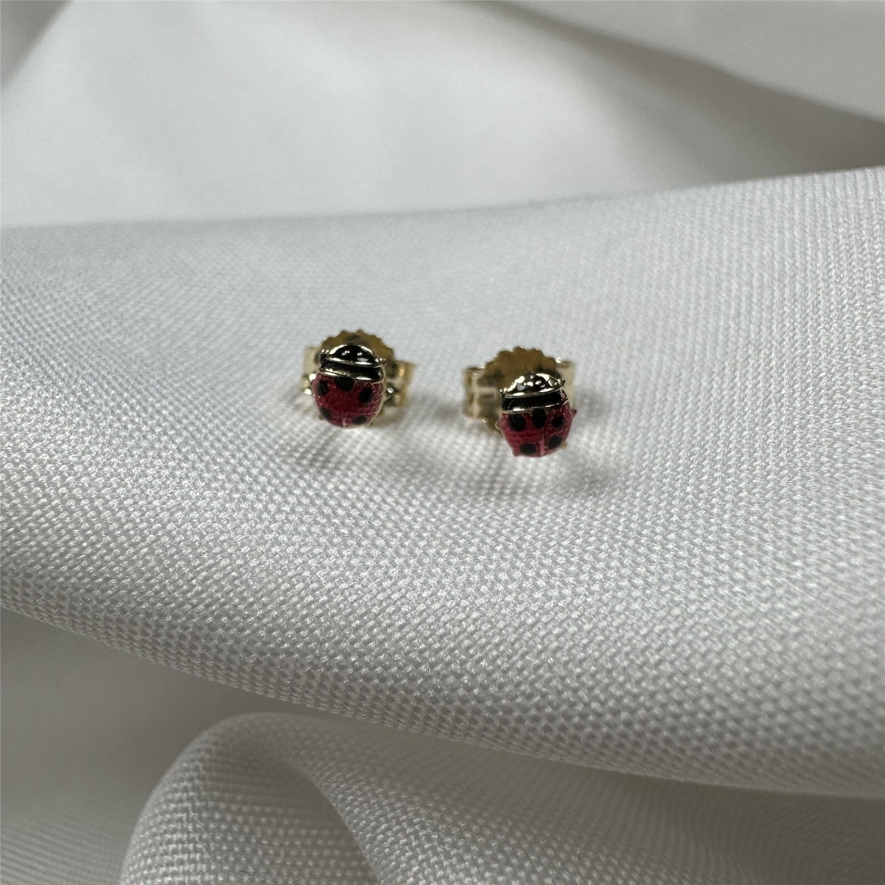 Orecchini a Brochia con Coccinella smaltata & in Oro 9kt