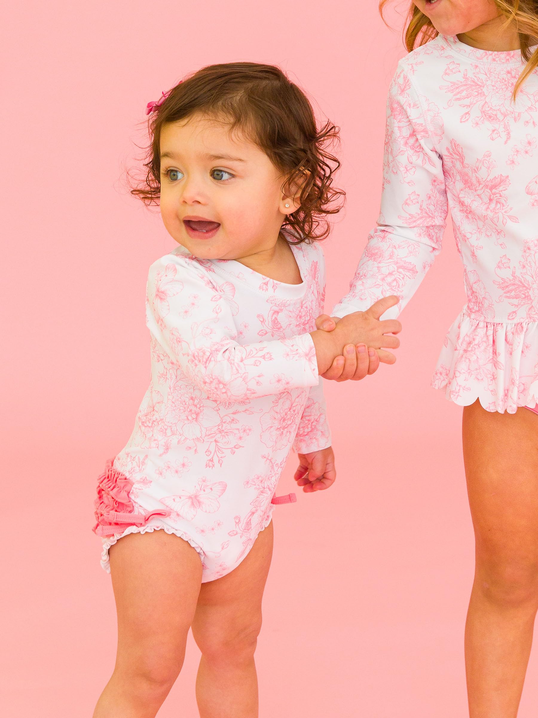RuffleButts Costume da Bagno Intero A Maniche Lunghe con Stampa Floreale, Protezione Solare UPF 50 per Neonate, con Cerniera - Periwinkle Butterfly Garden, 3-6 Mesi