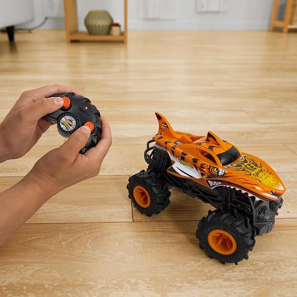 Hot Wheels Monster Trucks Macchina Telecomandata - Tiger Shark RC, in Scala 1:24 con trazione Integrale e penumatici Terrain Action per Tutti i Tipi di Terreno, Giocattolo per Bambini, 4+ Anni, HNV03 - 3