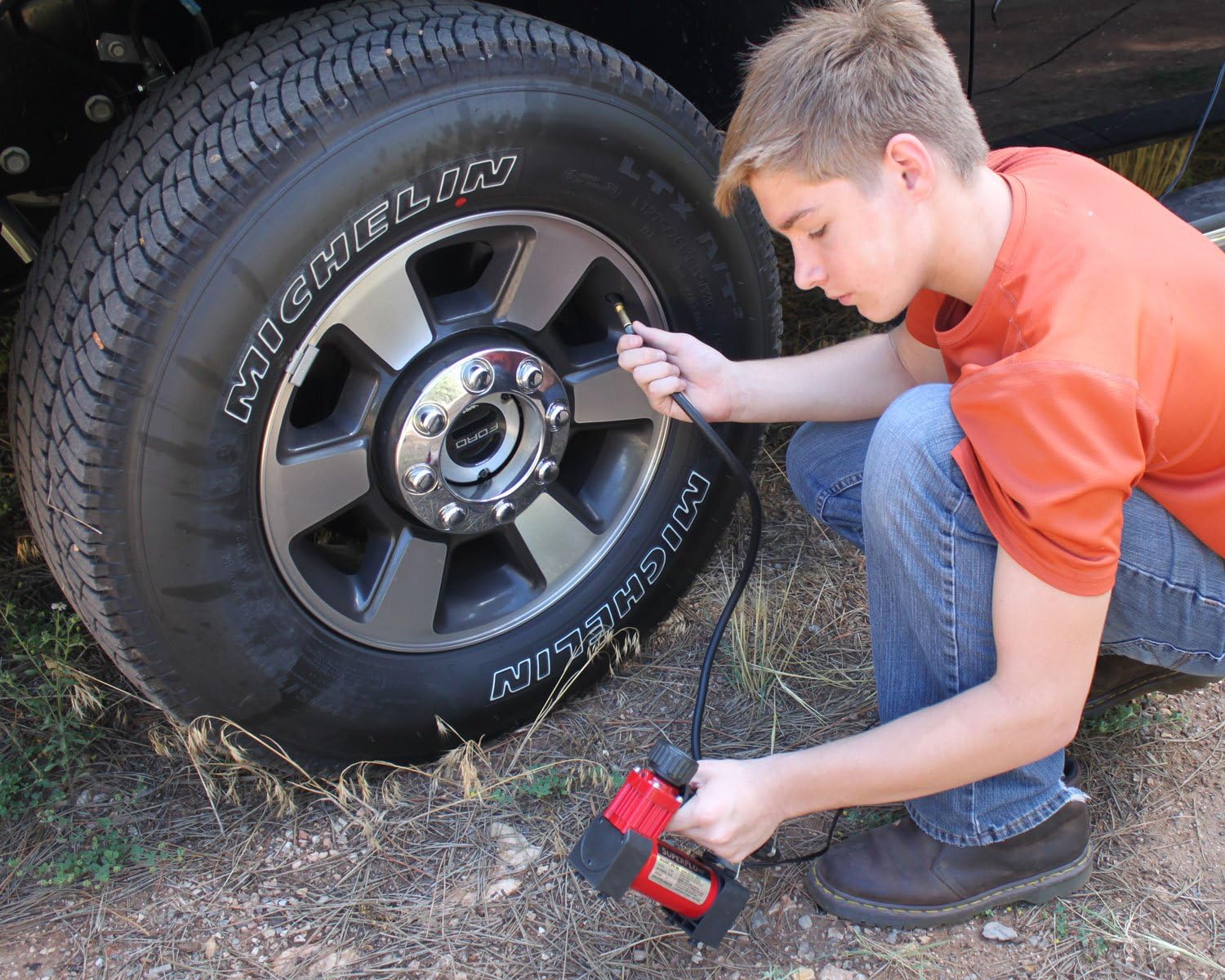 SuperFlow Portable Air Pump, 12 volt Air Compressor, Tire Inflator 140 PSI, 12v air compressor for Cars, Trucks, and Bikes.