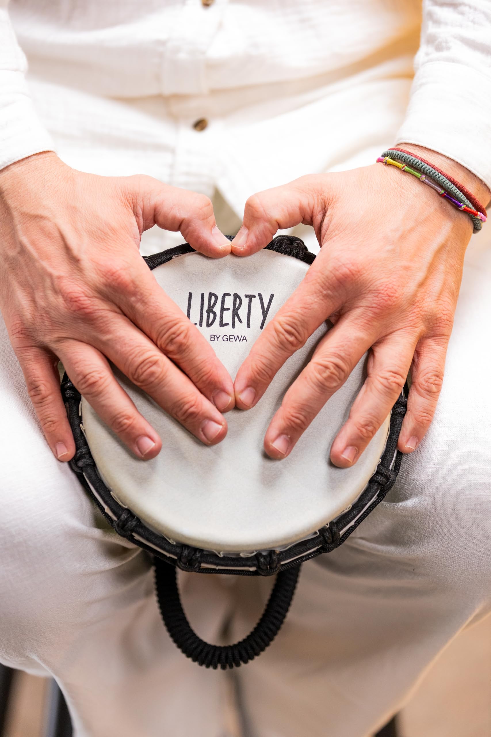 GEWA Liberty Djembé Cuerdas de afinación - Diámetro: 7" (17,8 cm) - Altura: 12,5" (31,5 cm) - Número de cuerdas: 14 - Color: Púrpura