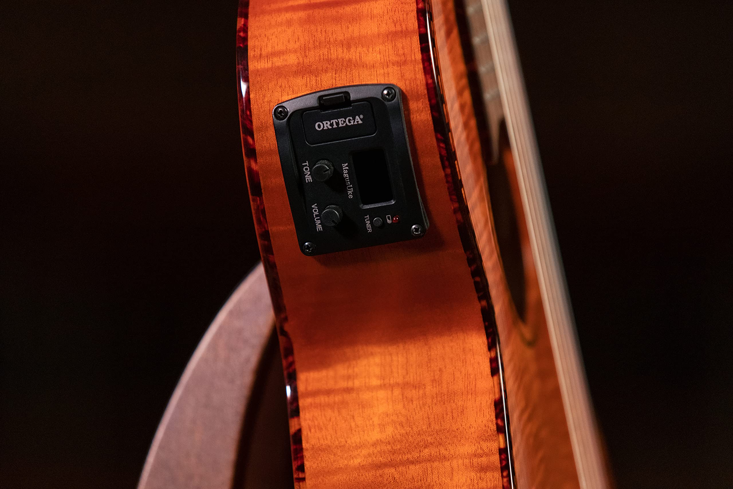 Ortega Guitars Reise Gitarre Elektro-Akustisch – Mini Travel Series – Geflammtes Mahagoni, Hochglanz Natur (RGLE18FMH)