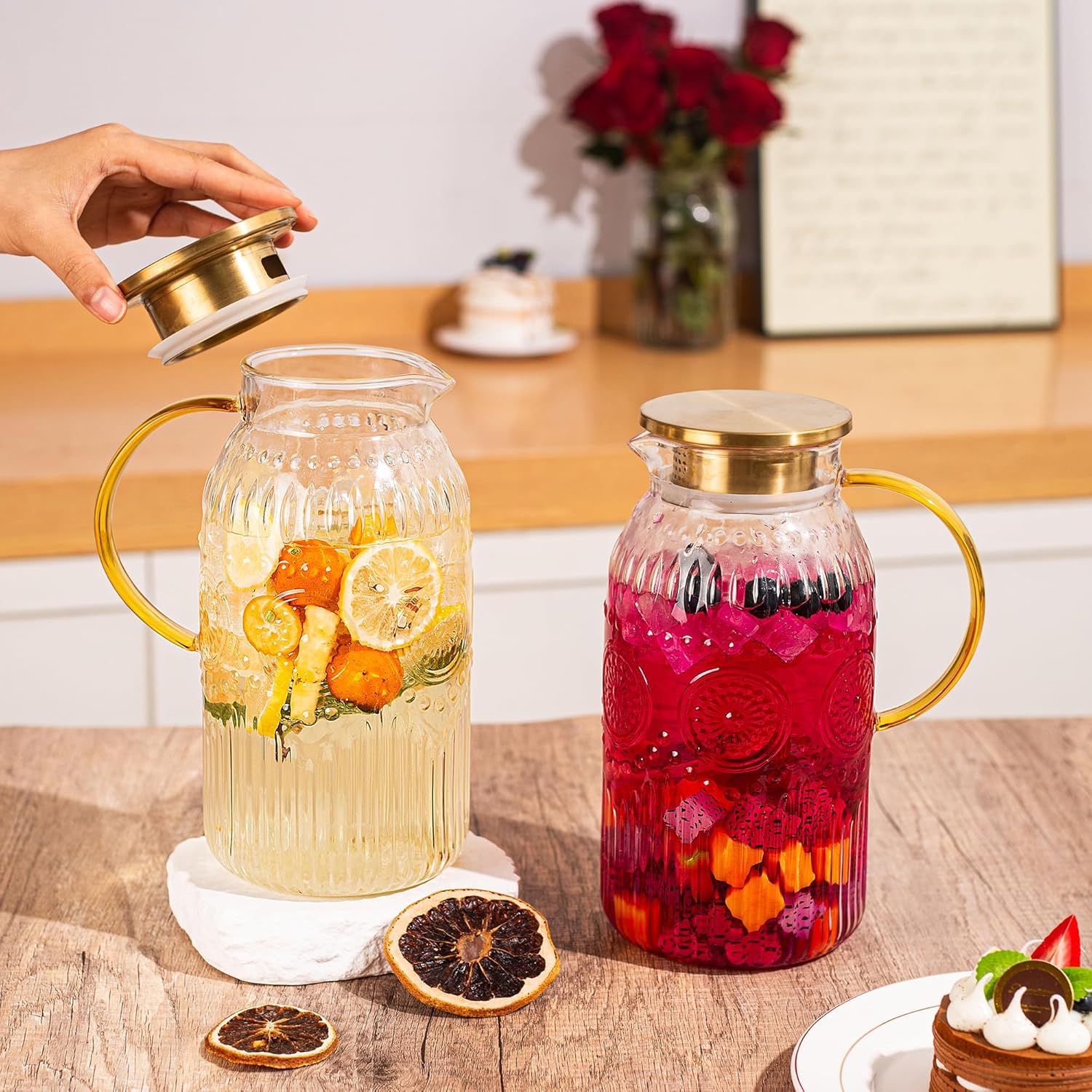 2 Litres Carafe en Verre, Pichet en Verre avec Acier Inoxydable Couvercle Bec Verseur Anti-Fuites, Résistante à la Chaleur Carafe Eau pour Chaude Boisson Maison Vin de Service Thé Glacé