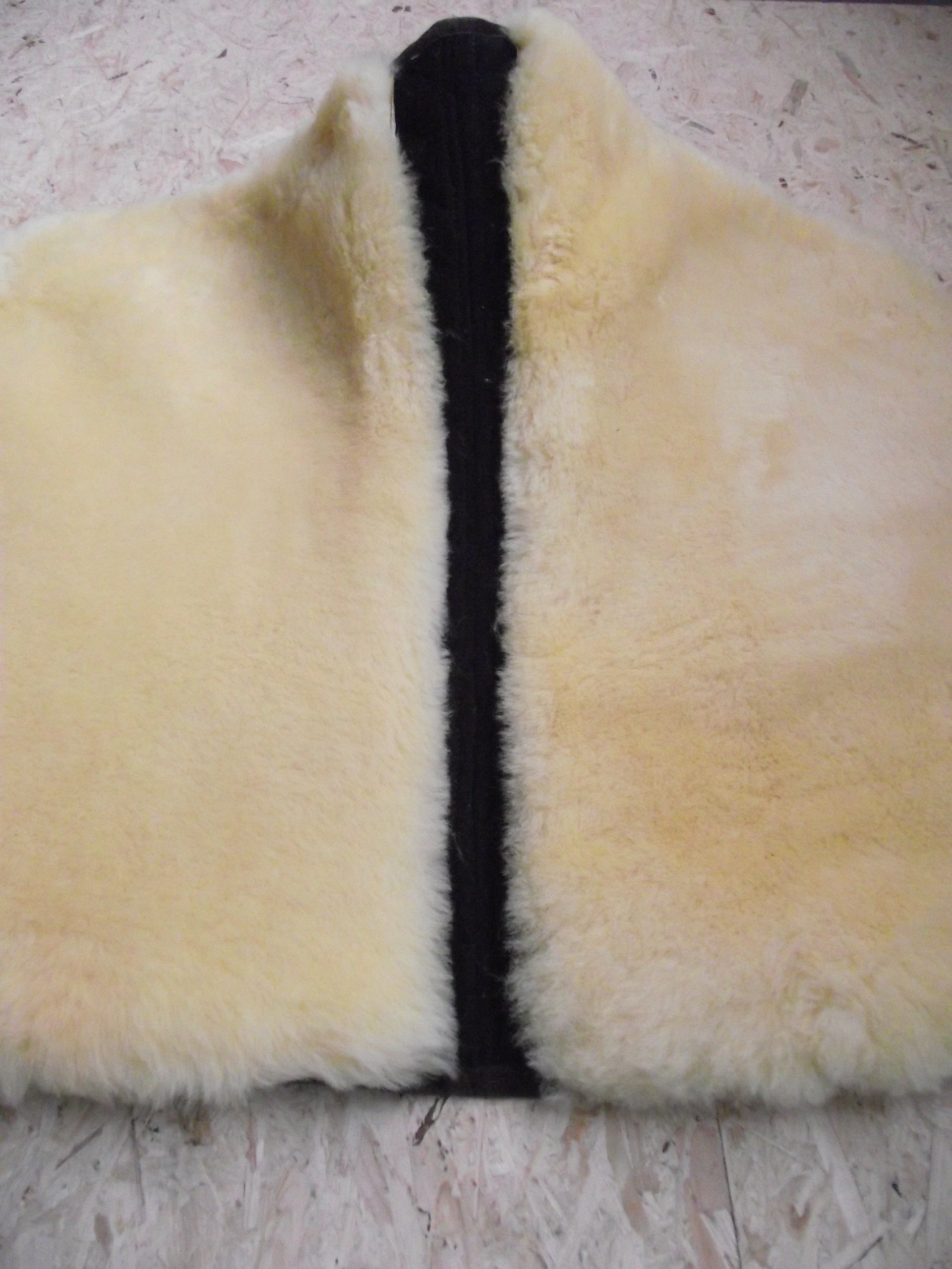 Short - Roundskirt Satteldecke - Sattelpad aus echtem Lammfell für Westernsattel mit Wirbelsäulenfreiheit