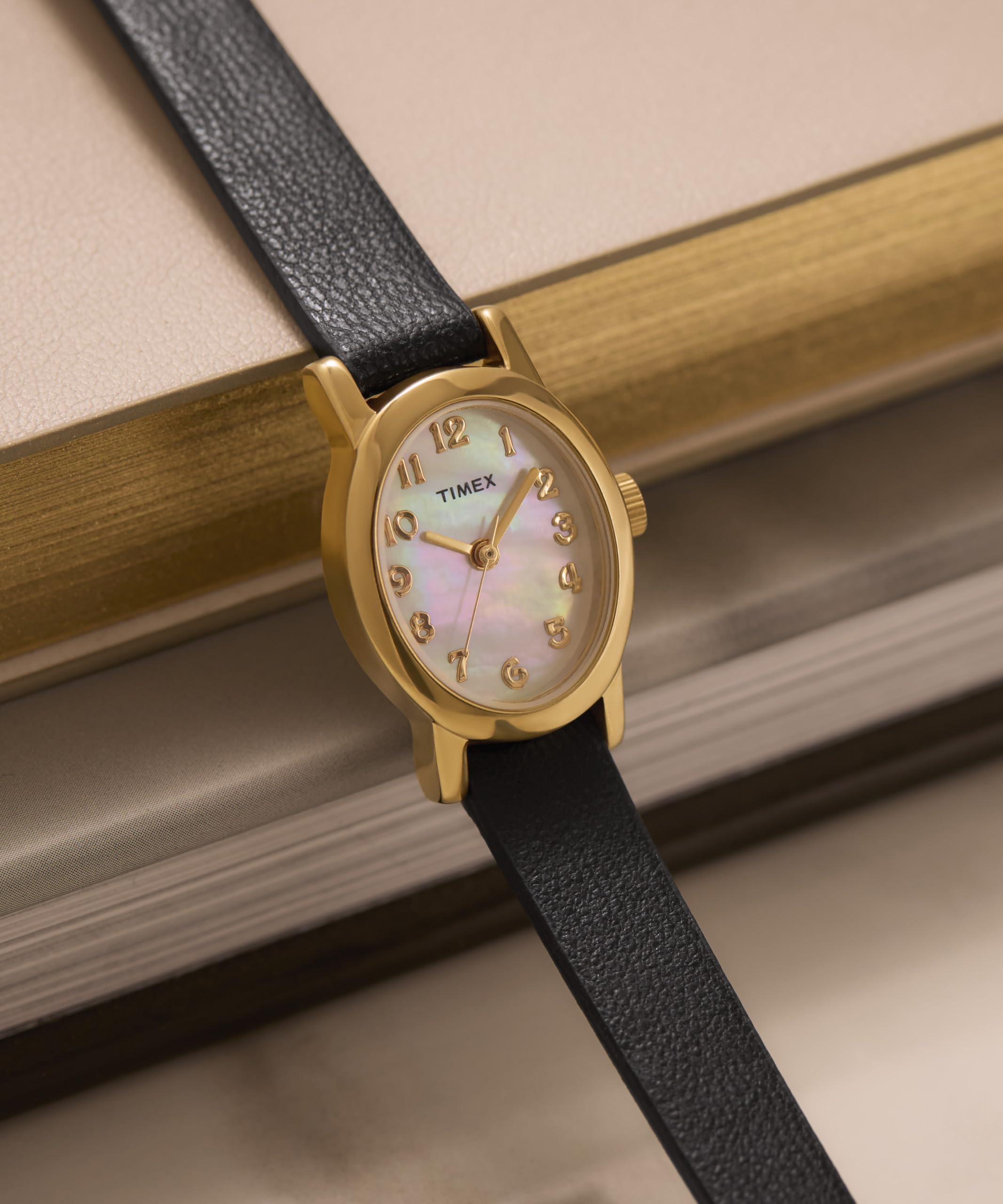 Timex Main Street Damen-Armbanduhr,18 mm, schwarzes Lederarmband, Perlmutt-Zifferblatt, goldfarbenes Gehäuse TW2W82600