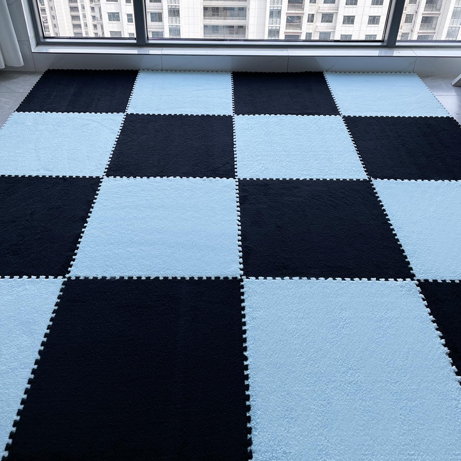 Maty podłogowe z pianki pluszowej 12 i 24 cale, miękkie i puszyste, układanki do zabawy w salonie, 4 szt. (23,6" x 23,6", czarno-niebieskie) – wygodne, trwałe i stylowe