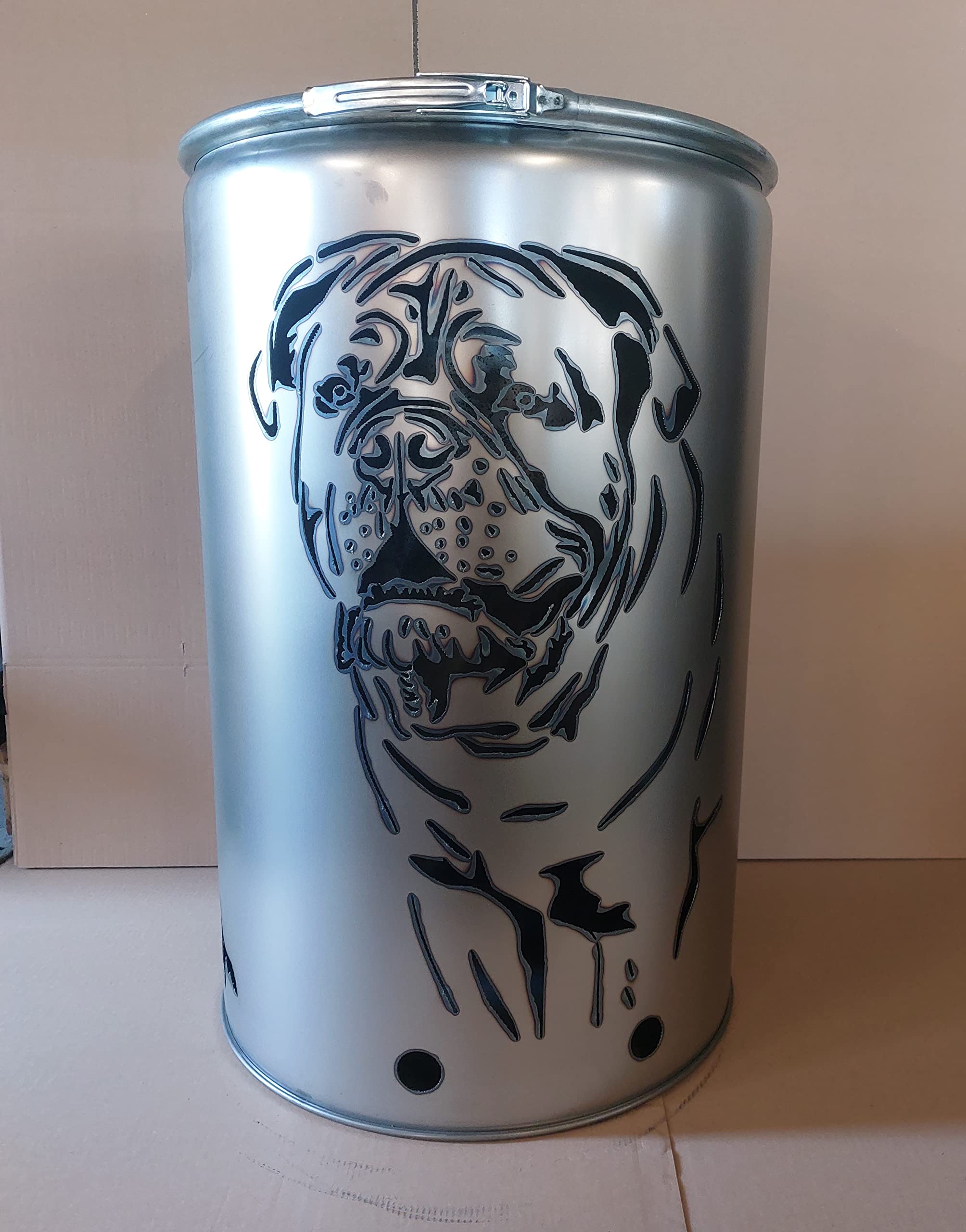 Palenisko z motywem psa Bordeaux - wykonany z nowej beczki na olej - specjalne palenisko do ogrodu i na taras - wysoka misa paleniskowa o wyglądzie rdzy - 90 x 60 cm