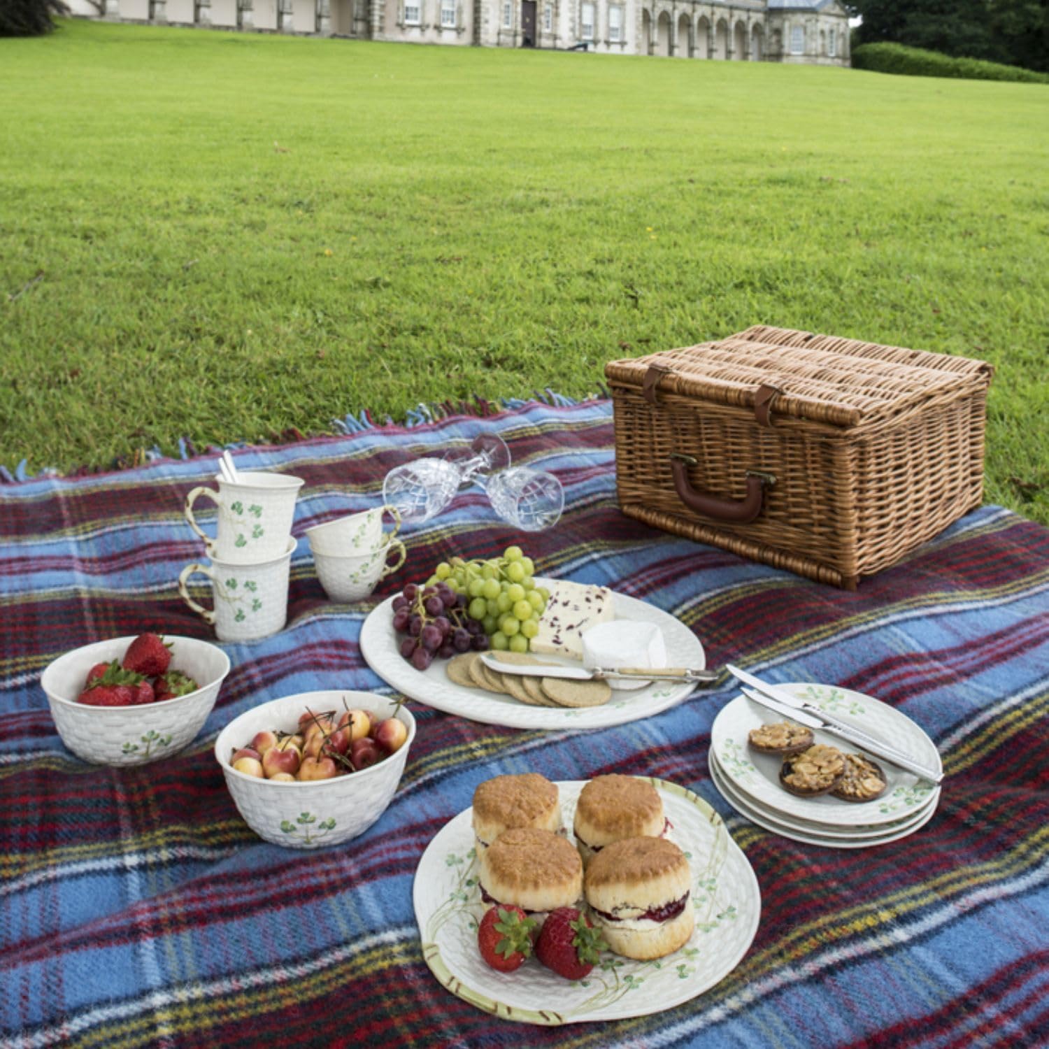 Amazon.com | Belleek Classic Shamrock 11