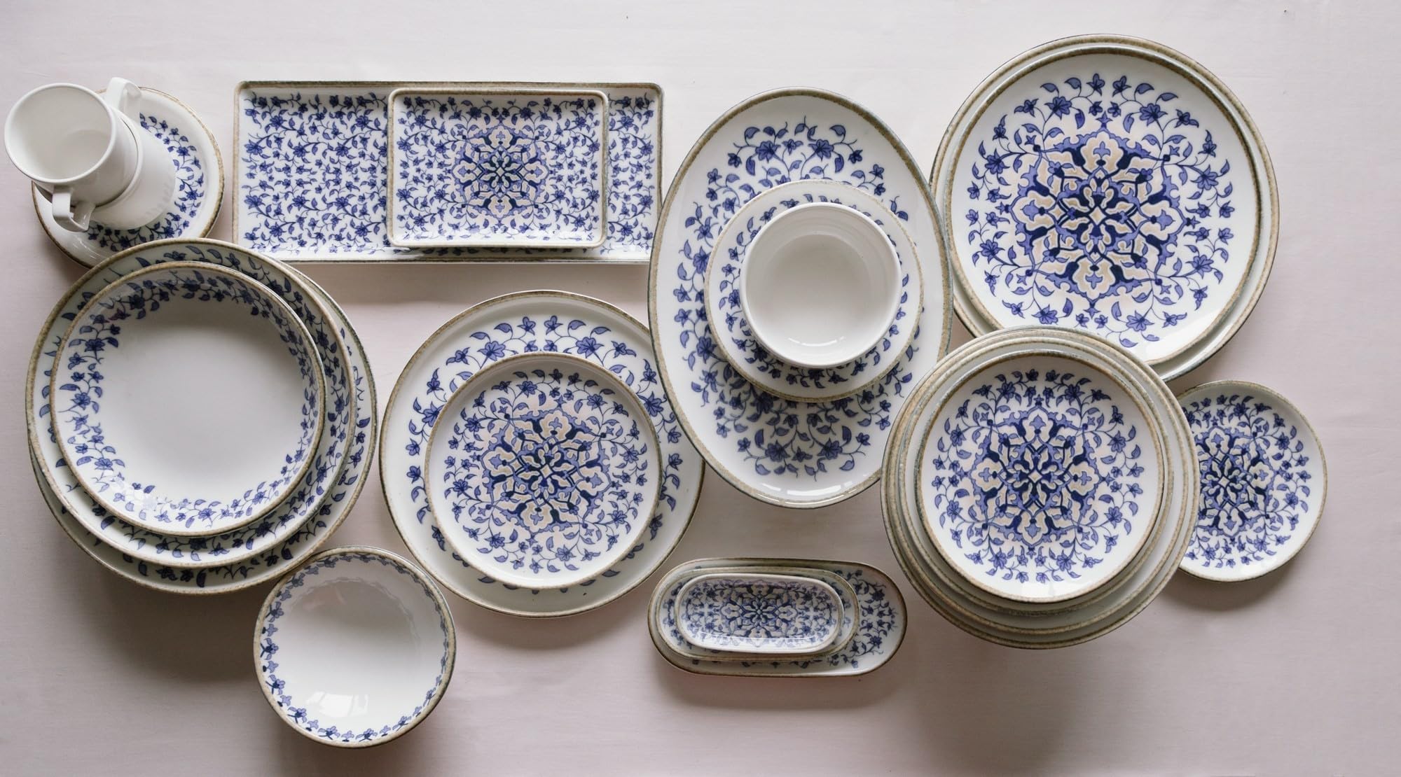 Elegancki 18-częściowy zestaw obiadowy, 100% porcelana, niebieska i biała, w zestawie 6 talerzy serwisowych (25 cm), 6 talerzy (21 cm), 6 miseczek (400 ml), idealny na posiłki i rozrywki