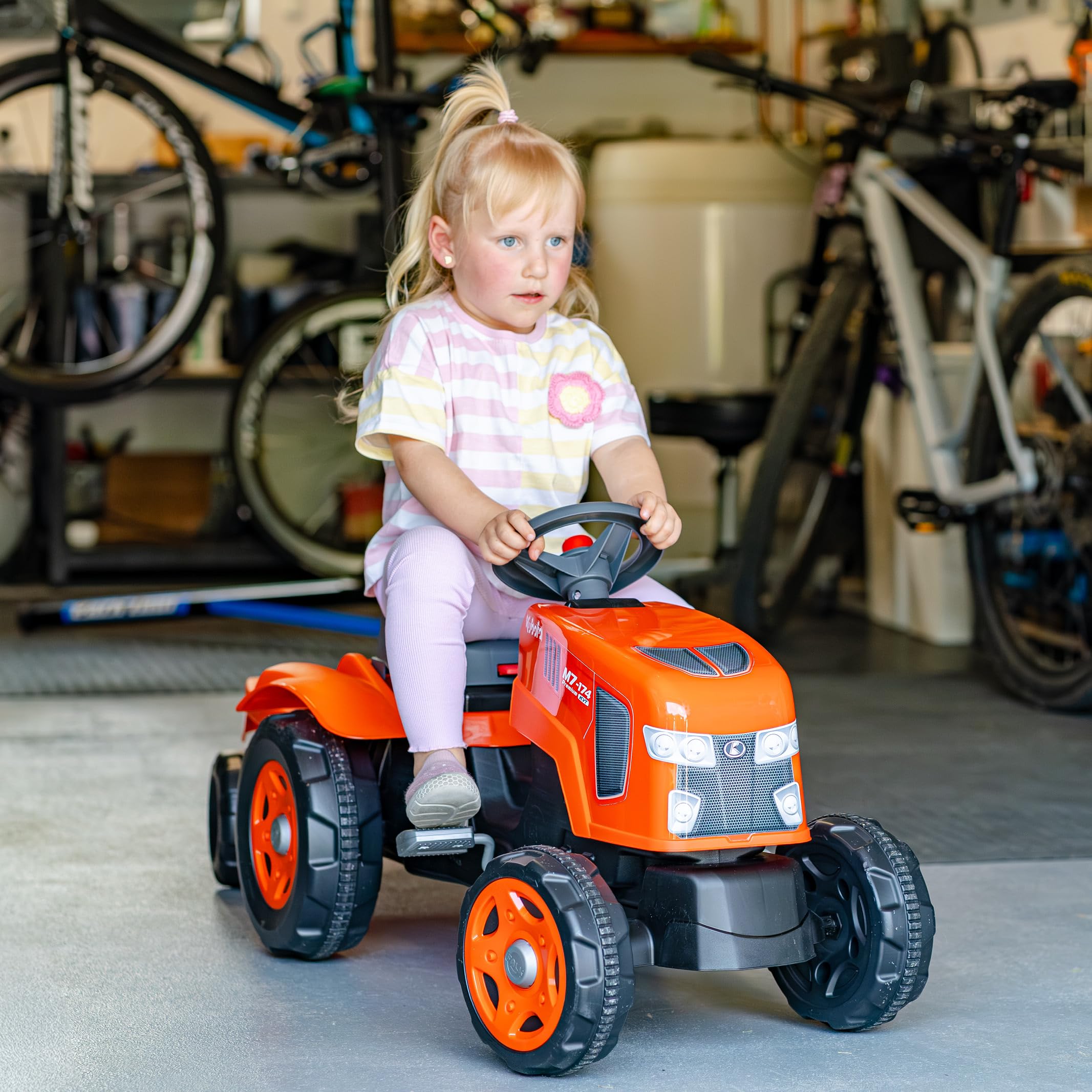 Falk Kubota Traktor mit Pedalen für Kinder, mit Anhänger, ab 2 Jahren | Haube zum Öffnen und verstellbarer Sitz
