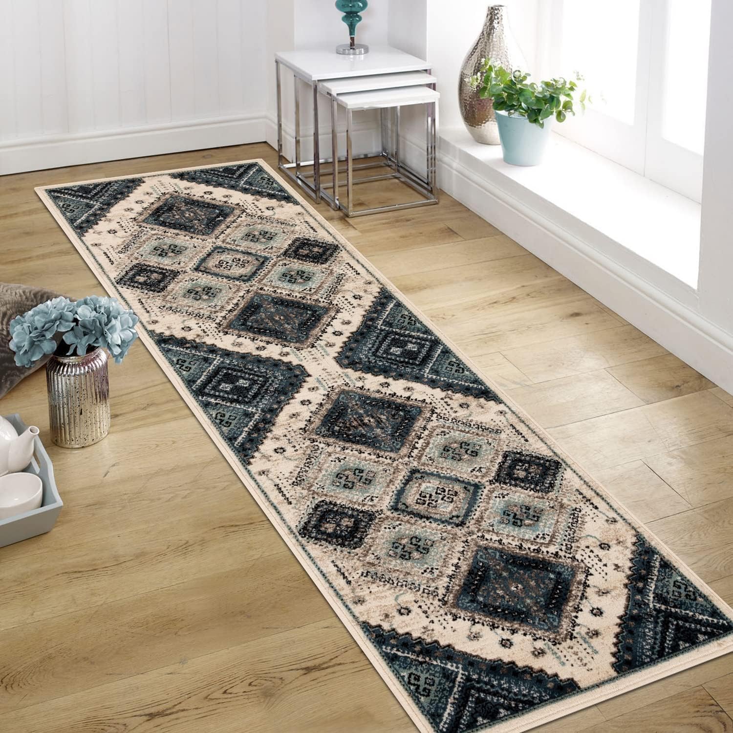 Tapis de couloir floral blanc pour une entrée lumineuse au style cosy