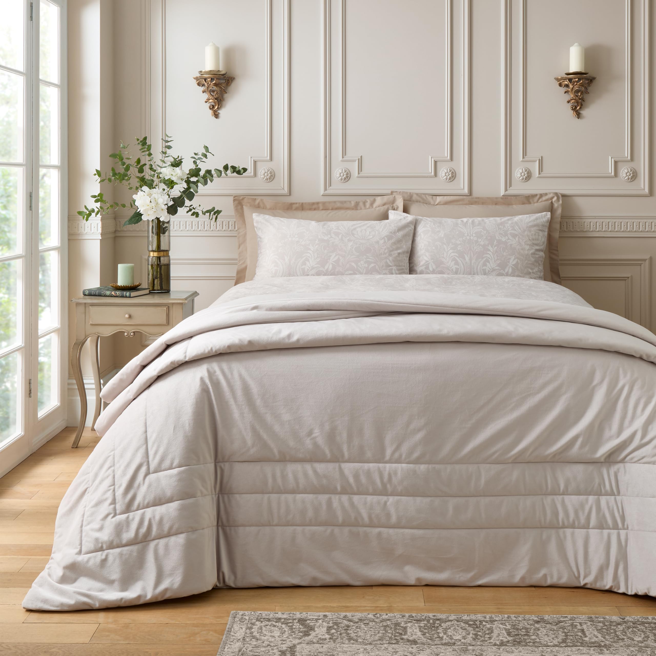 Catherine Lansfield Bridgerton Regal Tagesdecke, weicher Samt, gesteppt, 220 x 230 cm, cremefarben