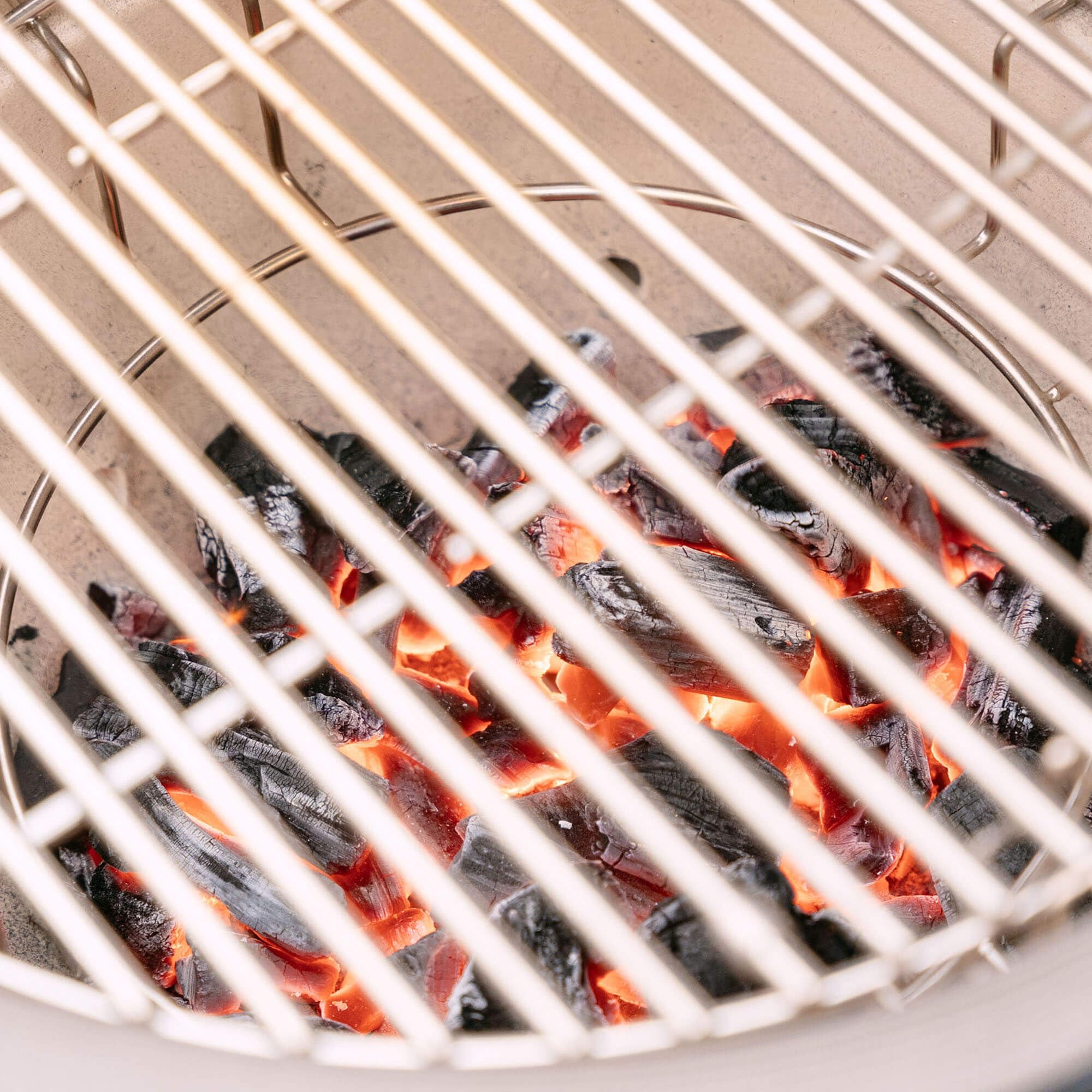 Kamado Kokko 18" - Nouvelle édition 18" = taille standard (46 cm x 69 cm) Bon compromis entre sa taille et sa rapidité d’allumage Diamètre de la grille : 37 cm Bleu océan Avec chariot et