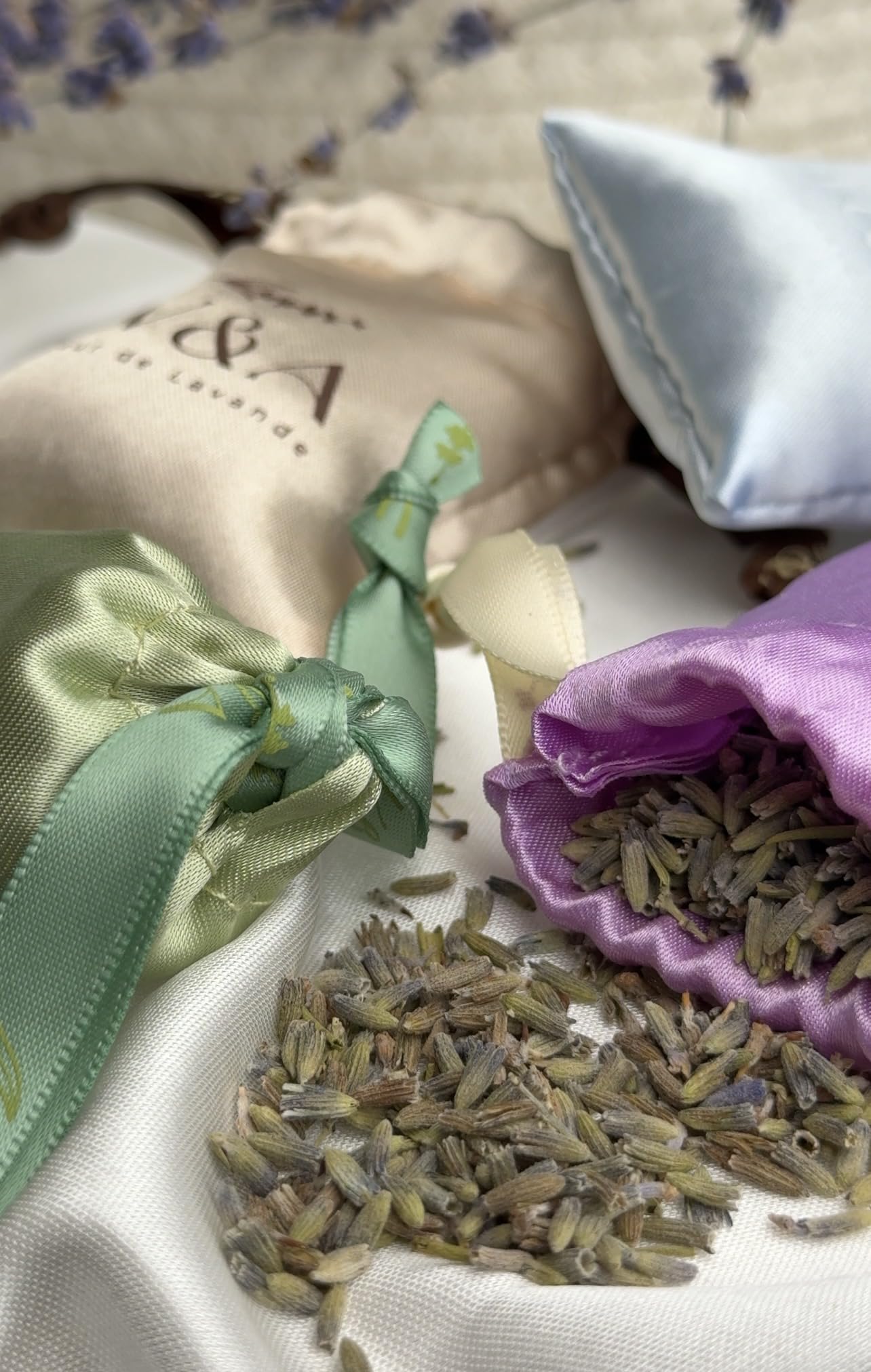 Sacchetti di Lavanda in Raso (16 Sacchetti) Lavanda Francese di Provenza | Ultimo Raccolto | 4 Colori Eleganti | Antitarme Naturale per Armadi e Cassetti | Confezione Regalo