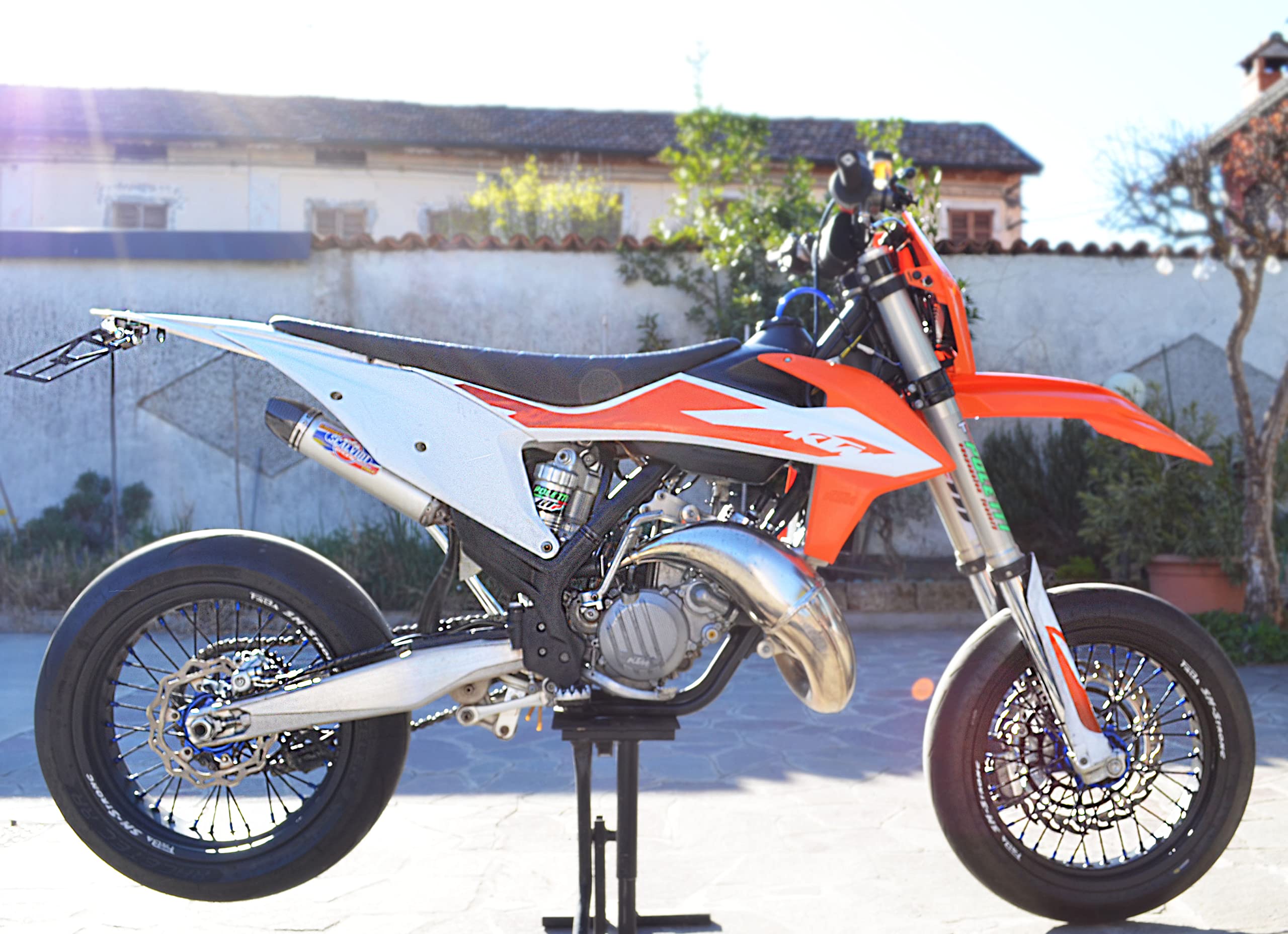 Portatarga Pieghevole Universale per Codino Stretto NERO CC 125 300 450 Motard Enduro Moto Con Faretto Rosso