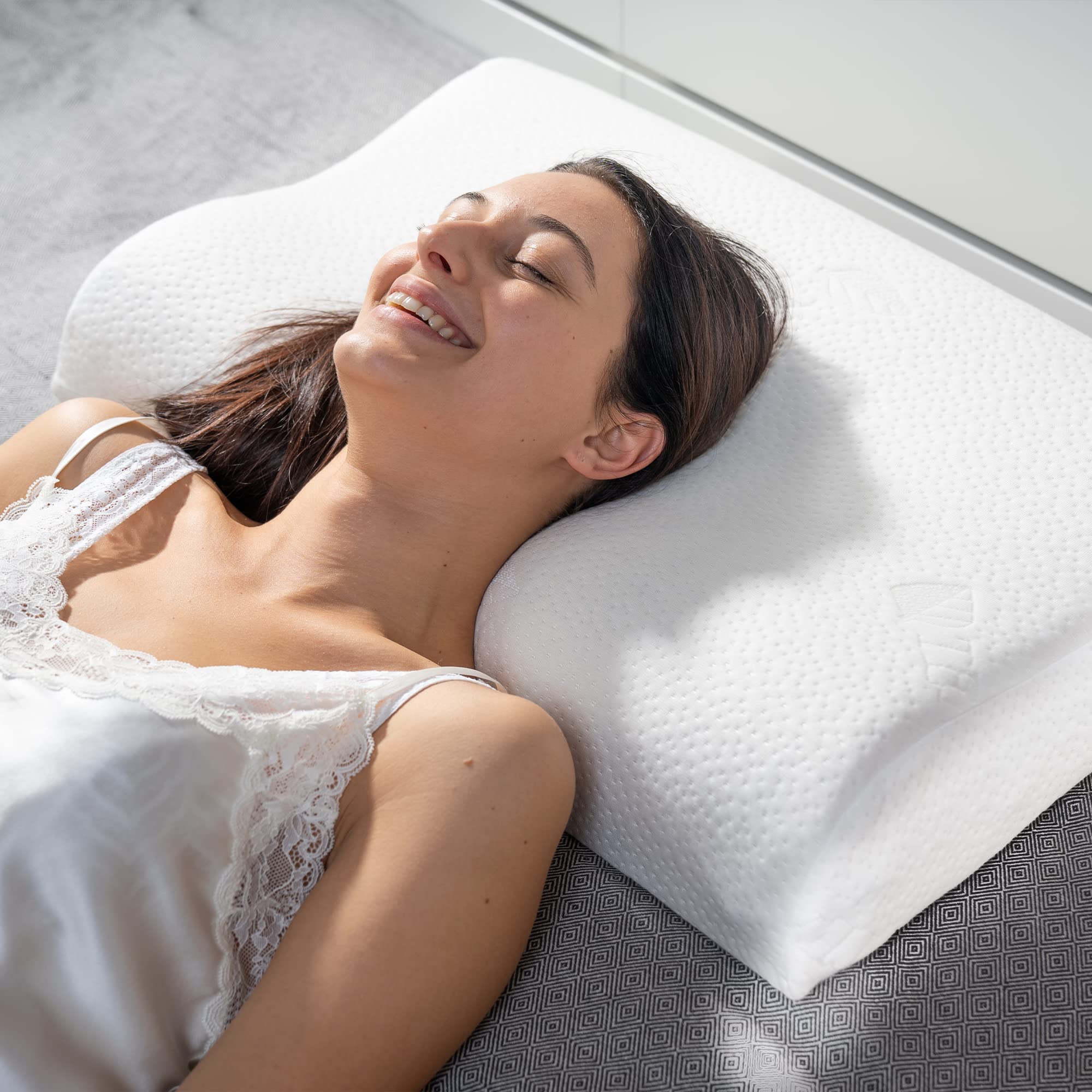 CIPOXPAT Almohada cervical de espuma viscoelástica ortopédica, fabricada en Italia, almohada ergonómica de doble onda para cuello y hombros, funda de Tencel transpirable, antironquidos, hipoalergénica