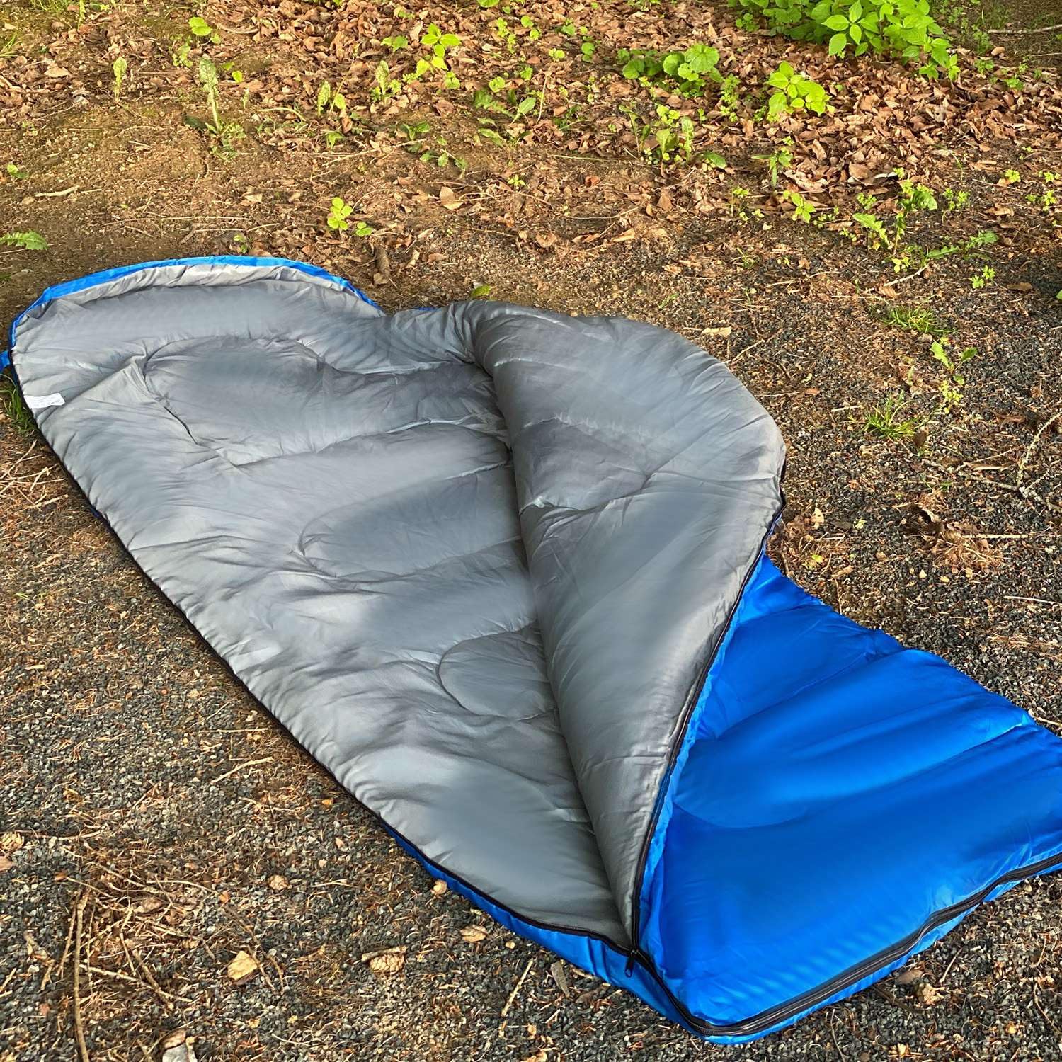 Intirilife Saco de Dormir Adecuado para temperaturas de 15-20 Grados, Hecho de poliéster Azul con un tamaño de 210 x 75 cm - para Noches cálidas y reparadoras en Primavera, otoño e Invierno