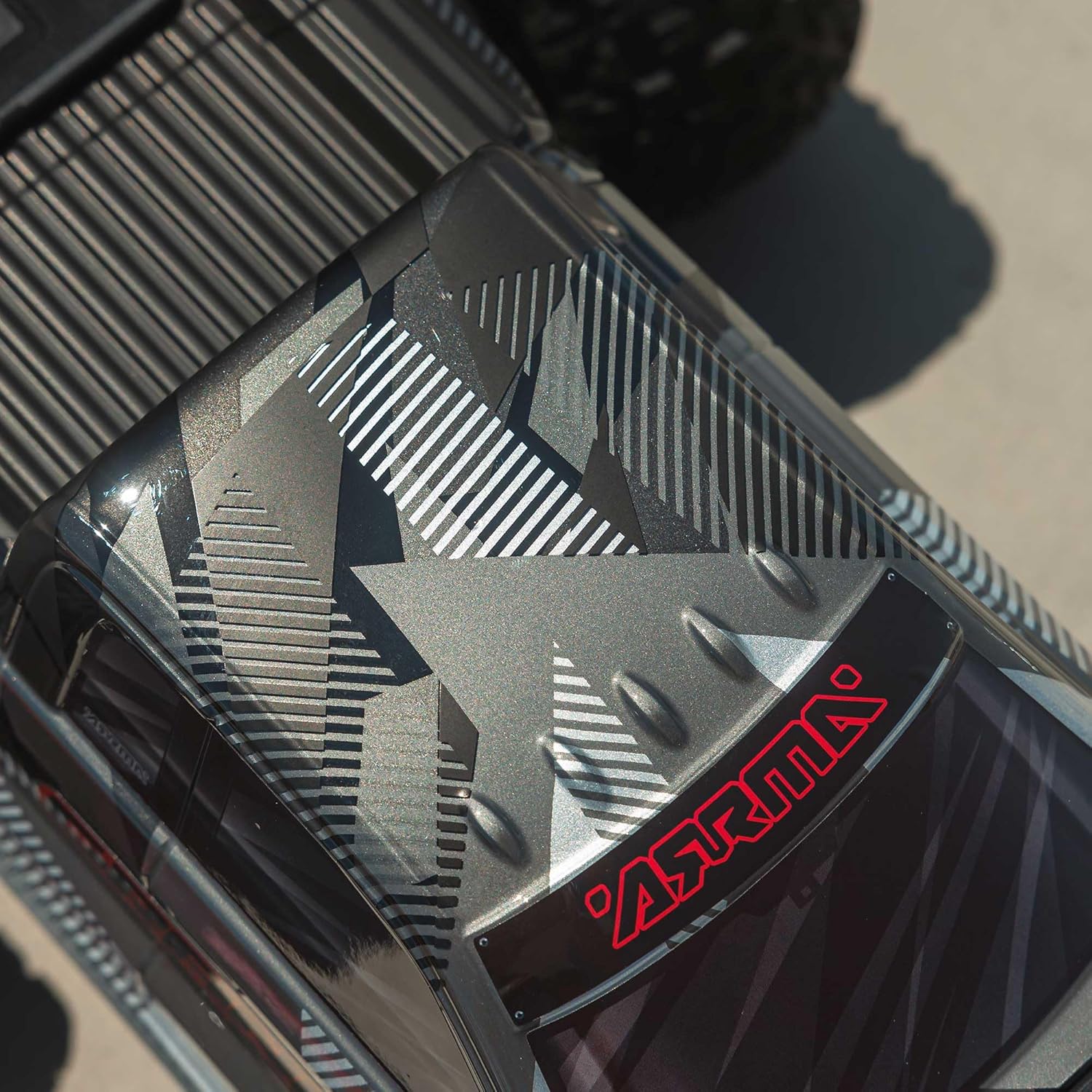 క్లోజ్-అప్ view of the truck body with its clipless retention system