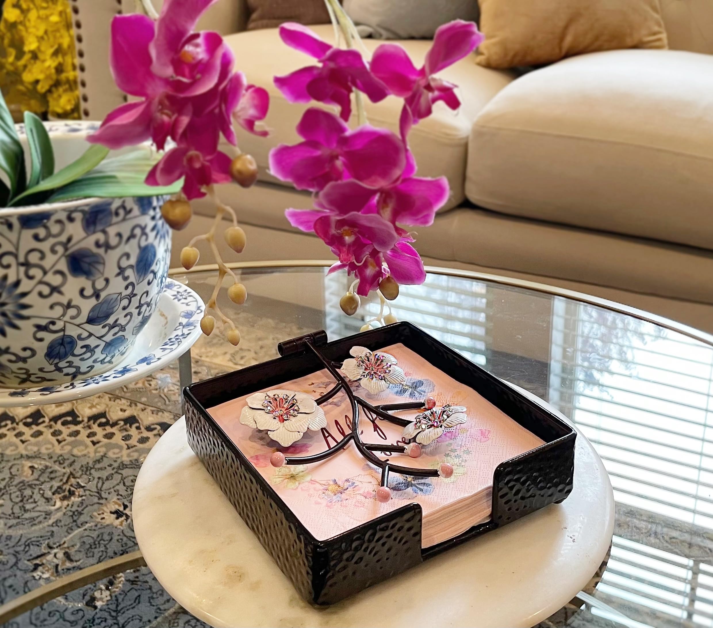 Portatovaglioli quadrato piatto nero con fiori di orchidea bianca | Braccio zavorrato in metallo incernierato | Porta tovaglioli di carta per asciugamani | vassoio organizer dispenser | Home
