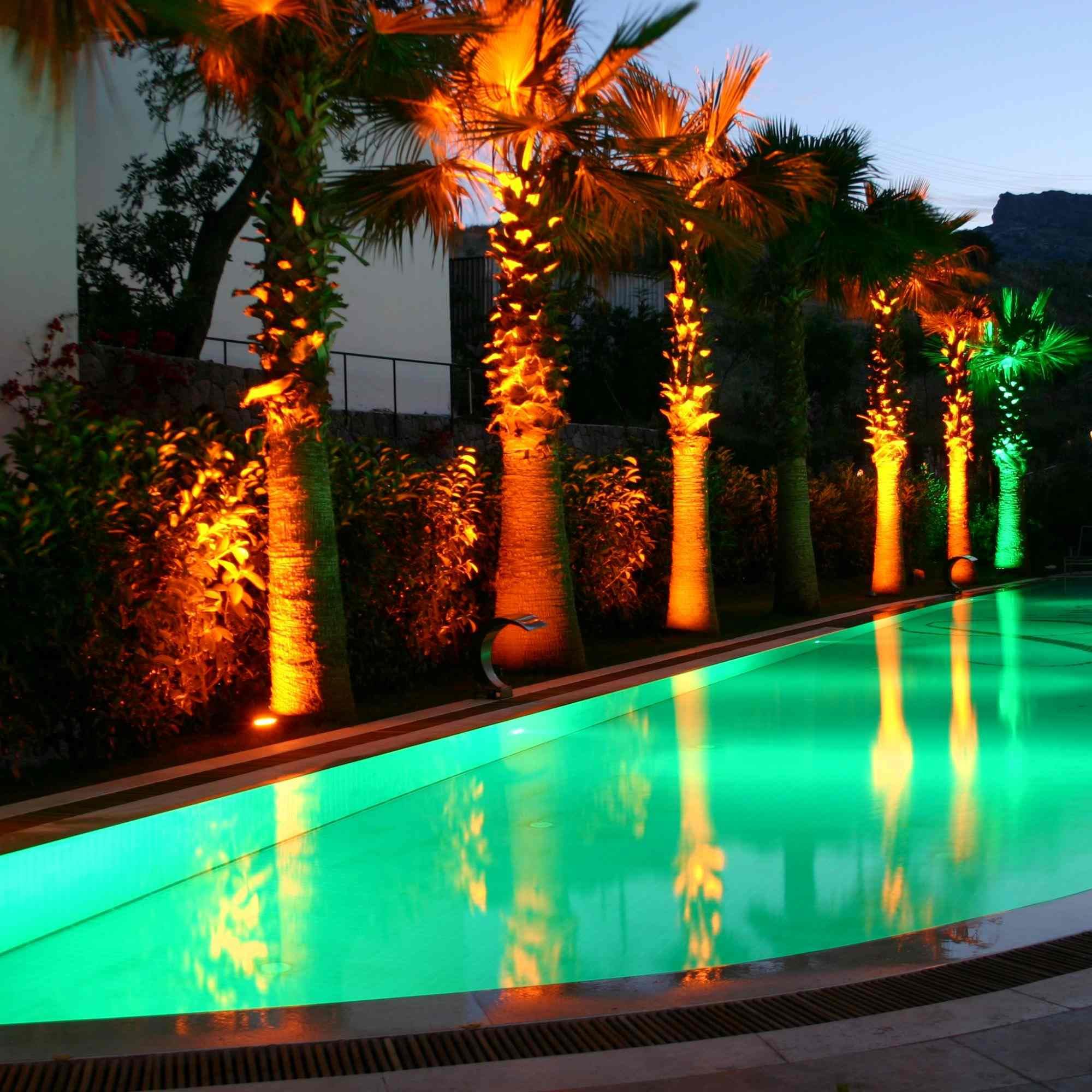 BARCELONA LED Foco LED para piscina RGB 24W 12V AC Sumergible con mando a distancia IP68 Luz de colores para piscinas, fuentes y áreas acuáticas, montaje en superficie, alta durabilidad y eficiencia